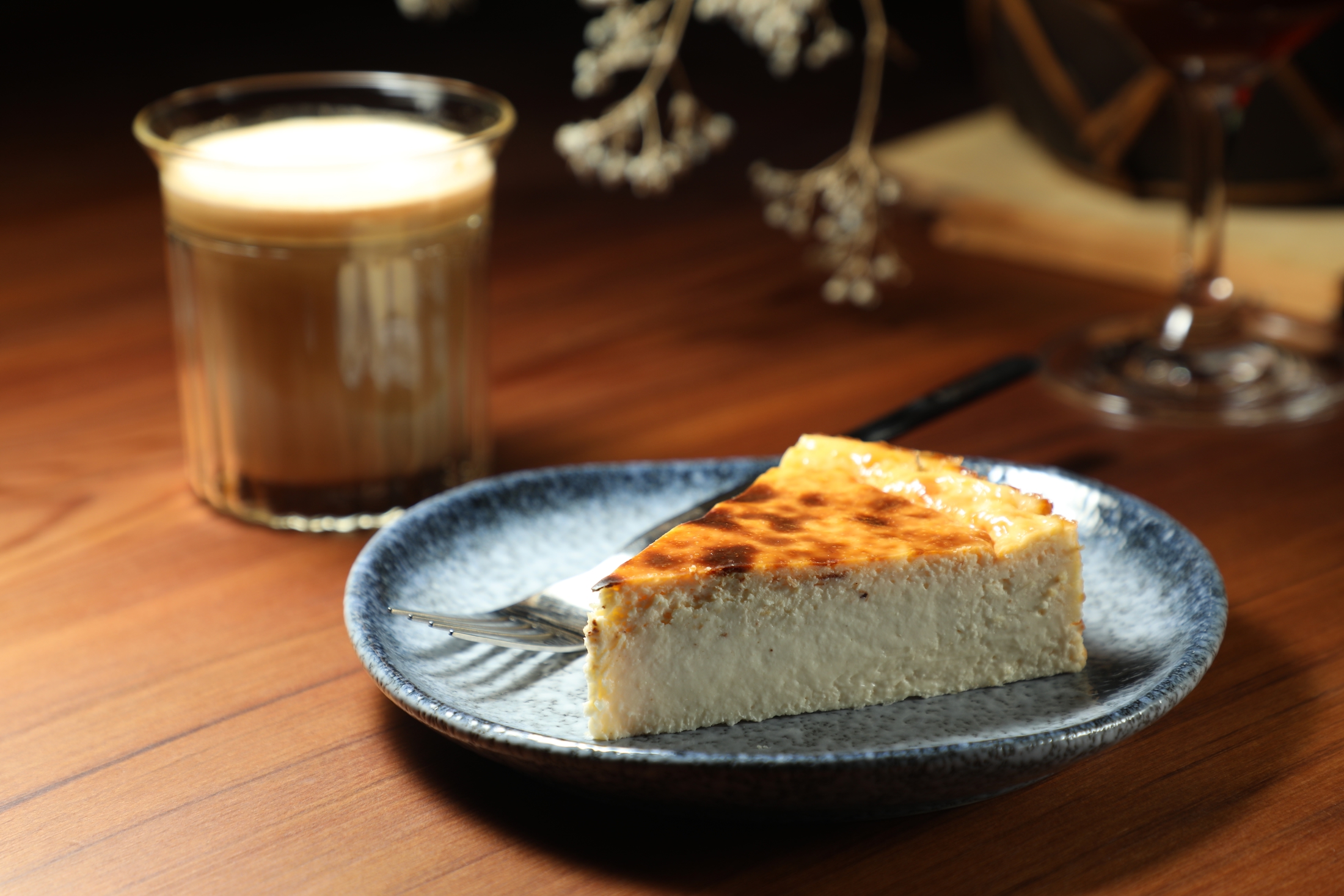 「阿里山北麓小農髒髒咖啡」（後，230元／杯）帶有柑橘、黑櫻桃與濃厚烏龍茶感，適合搭配清爽鬆軟的自製「原味巴斯克」蛋糕（前，160元／份）。