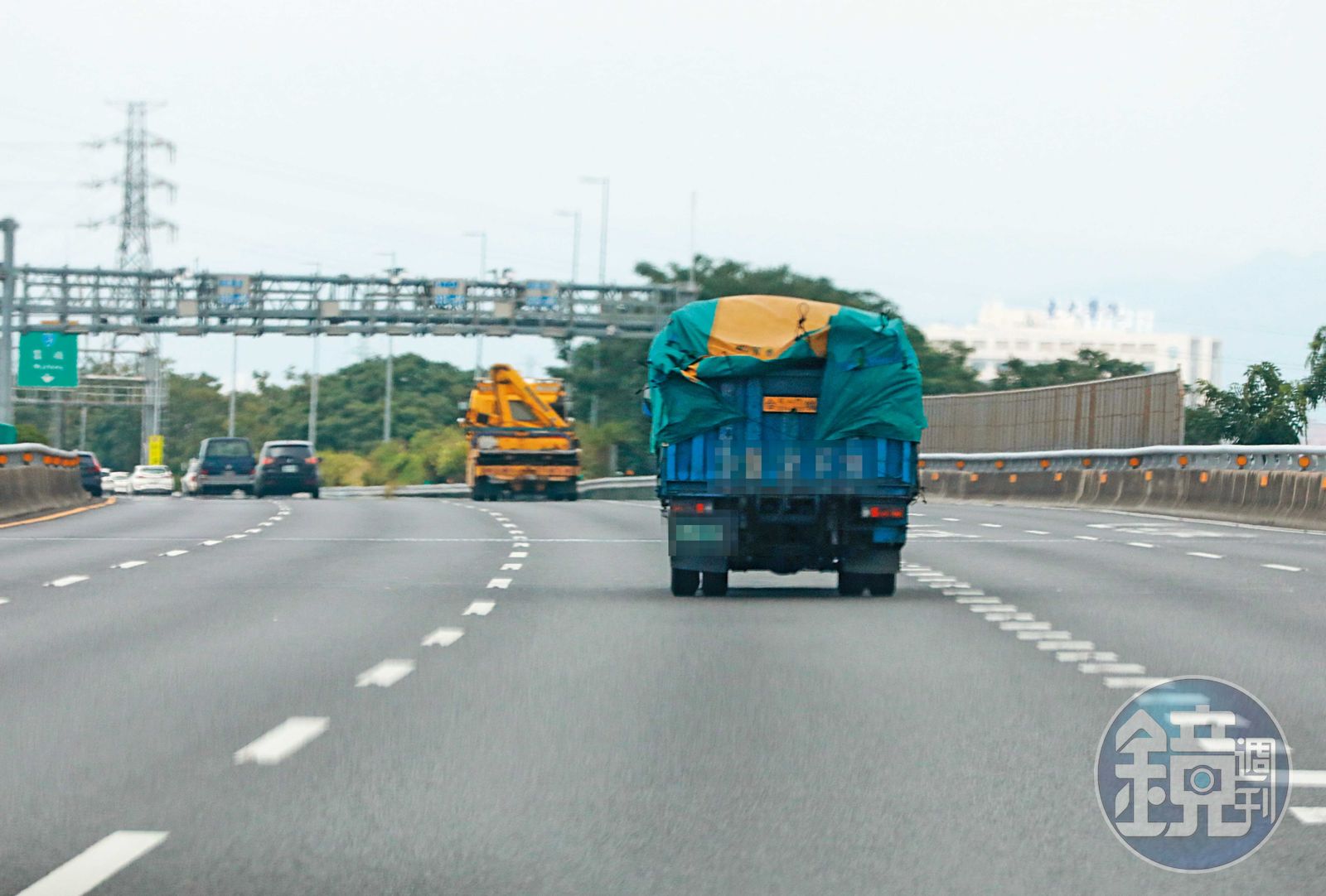 貨車載著名畫行駛高速公路時，後方帆布未繫牢還隨風飄揚，有違專業藝術品搬運流程