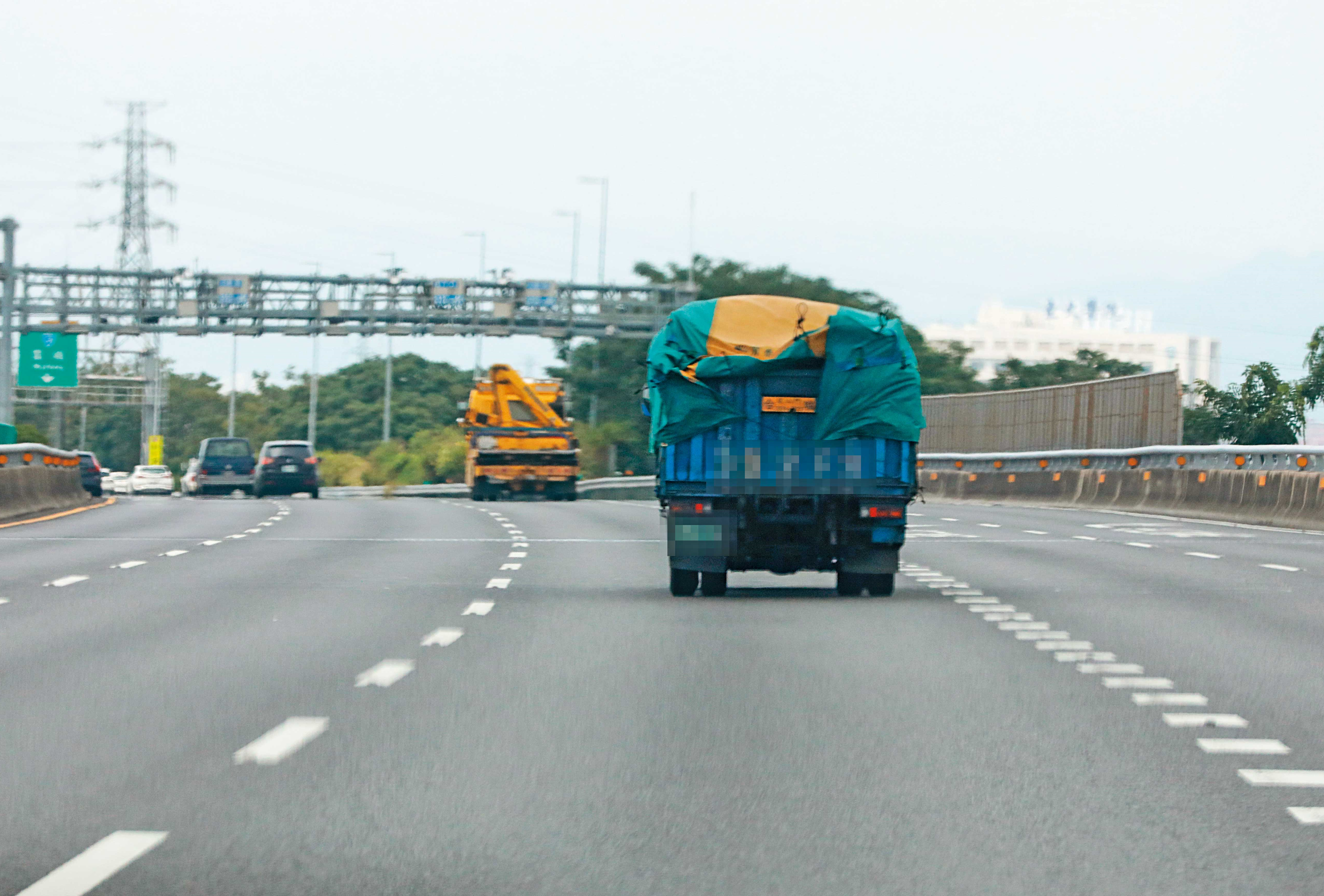貨車載著名畫行駛高速公路時,後方帆布未繫牢還隨風飄揚,有違專業藝術品搬運流程。