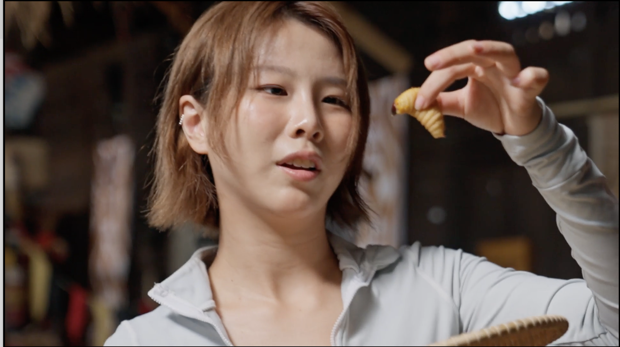 《AXN極限挑戰:砂拉越》讓人氣網紅 Estelle Fly挑戰生吞碩莪蟲。(AXN提供)