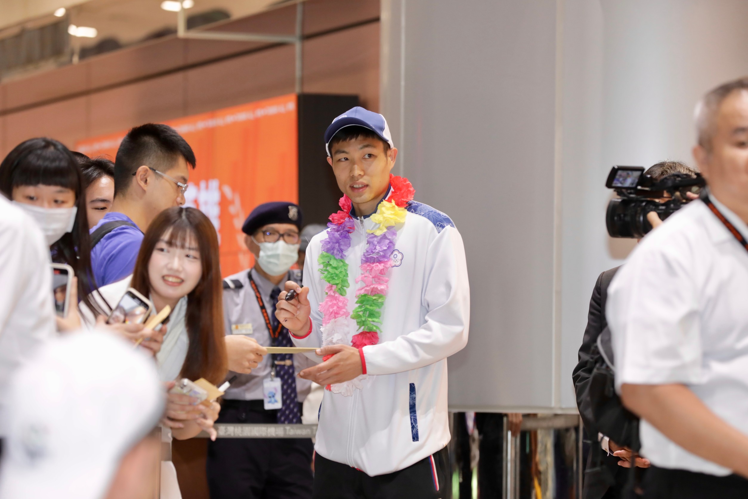 我國羽球一哥周天成今榮耀歸國，透露還要戰下屆奧運。