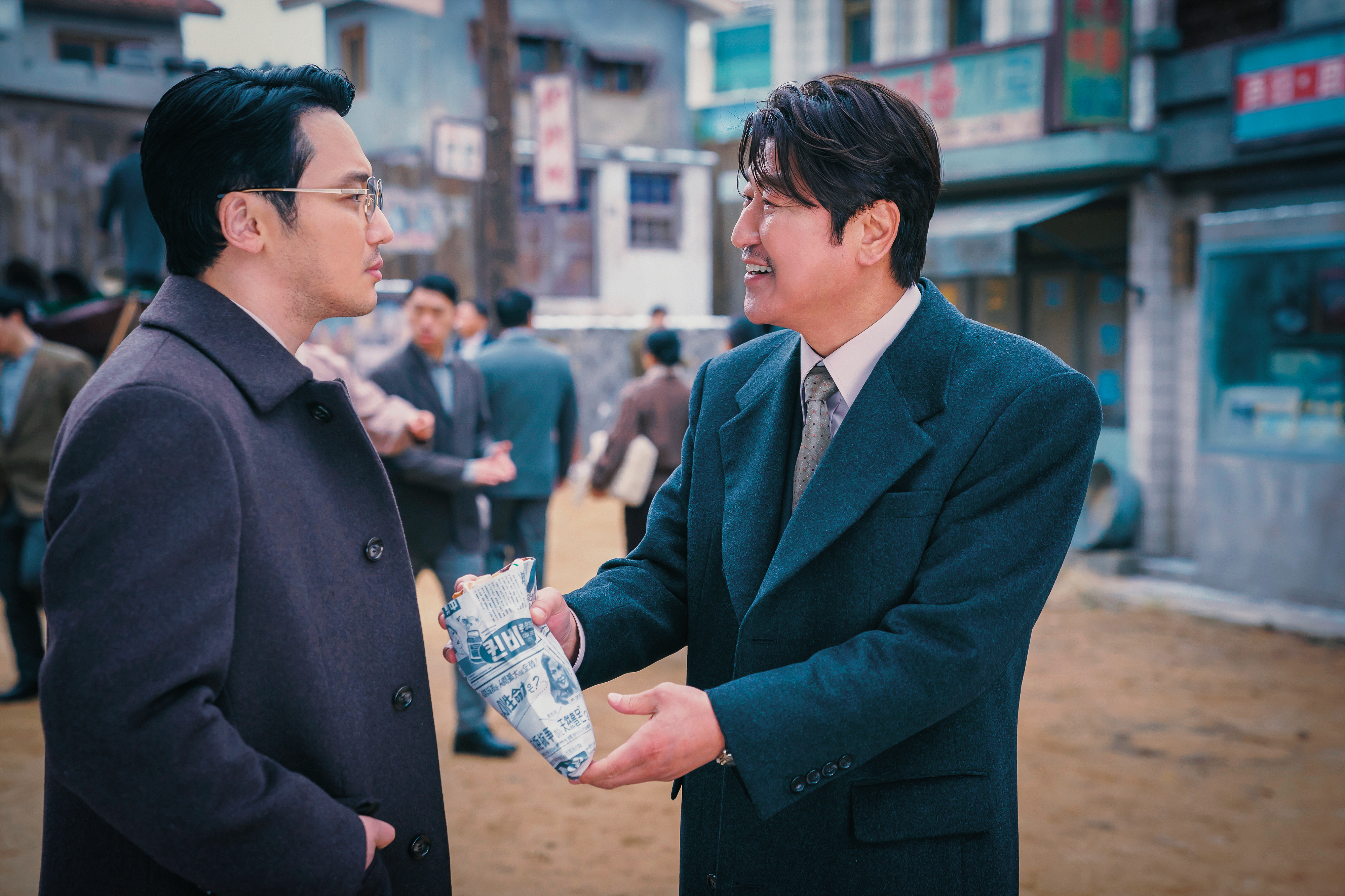 《逆貧大叔》中宋康昊（右）遇上想改變韓國現況的卞約漢（左），積極示好期望兩人能攜手助人民溫飽。（Disney+提供）
