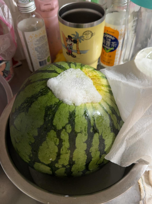 網友買的西瓜頂端冒出白沫,不少網友提醒她小心西瓜會爆炸。(翻攝臉書社團「Costco好市多 商品經驗老實說」)
