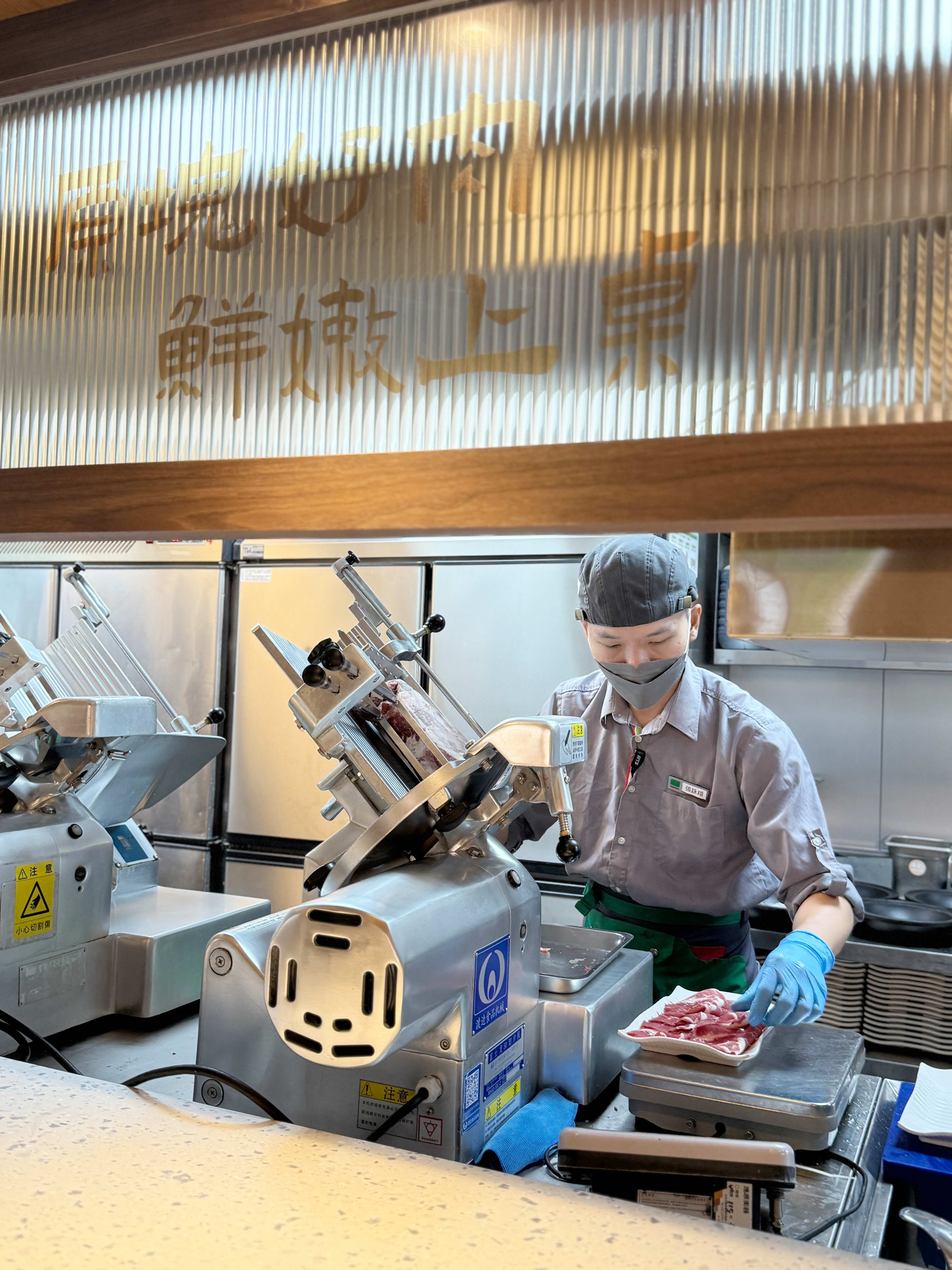 旗艦店打造透明廚房,堅持使用原塊肉,並於店內現場切片,讓顧客能親眼看見肉品處理過程。