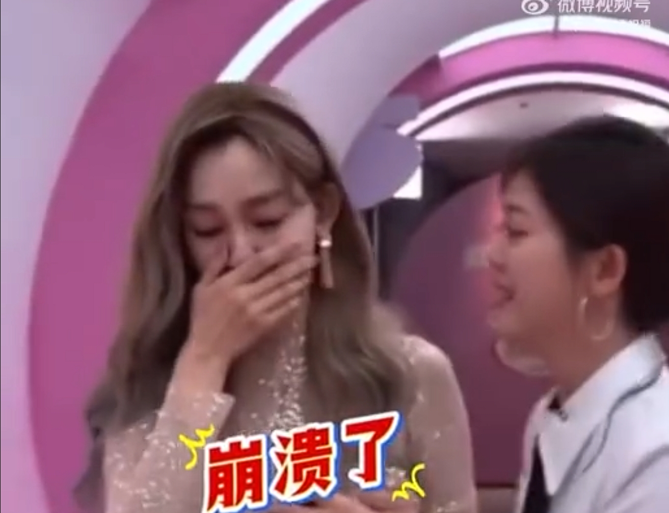 范瑋琪在《歌手2025》演唱失常後下台崩潰痛哭。（翻攝自微博）