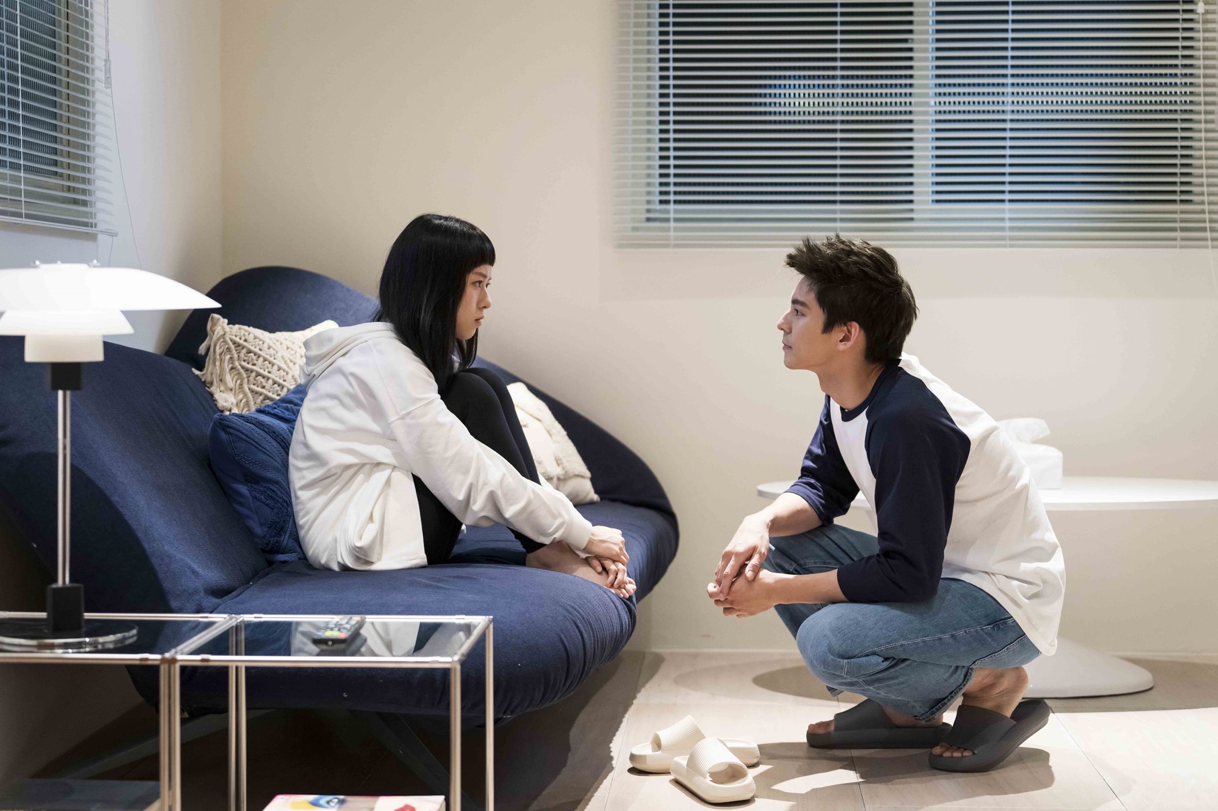 林柏宏（右）與項婕如（左）在片中飾演同居情侶。（華映提供）