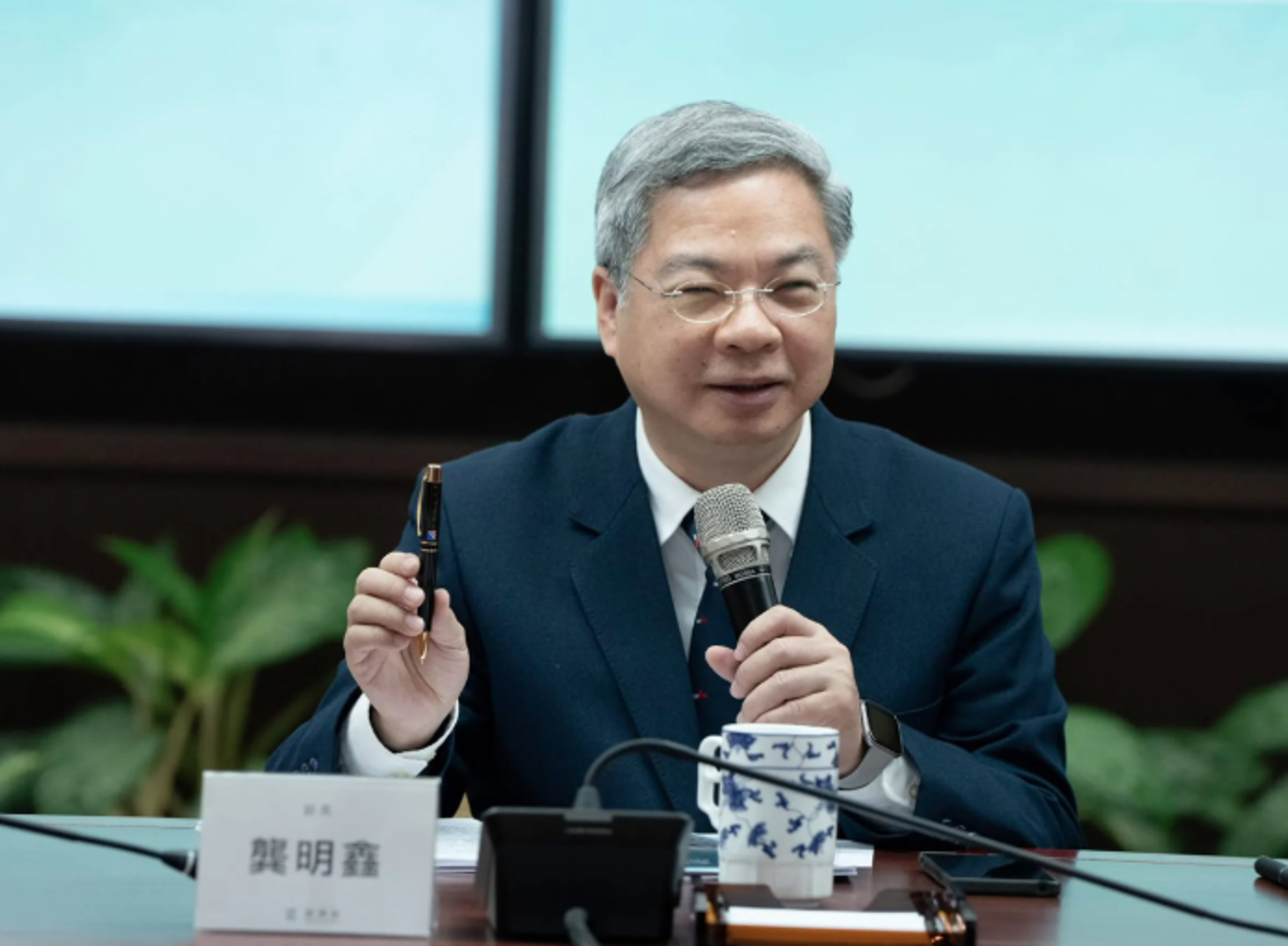 經濟部長龔明鑫讚美台電總經理王耀庭是他心中的第一名。