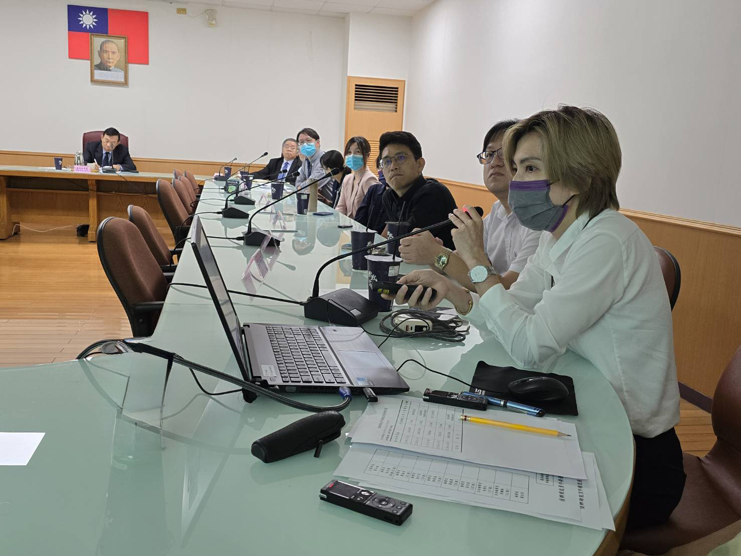 檢察總長邢泰釗專程前往雲林地檢署嘉勉辦案團隊打擊綠能蟑螂績效卓著，致贈「台灣之鷹」擬真動物模型給承辦檢察官，並感謝辦案明察秋毫如鷹眼，摘奸發伏迅敏如鷹擊。（最高檢提供）
