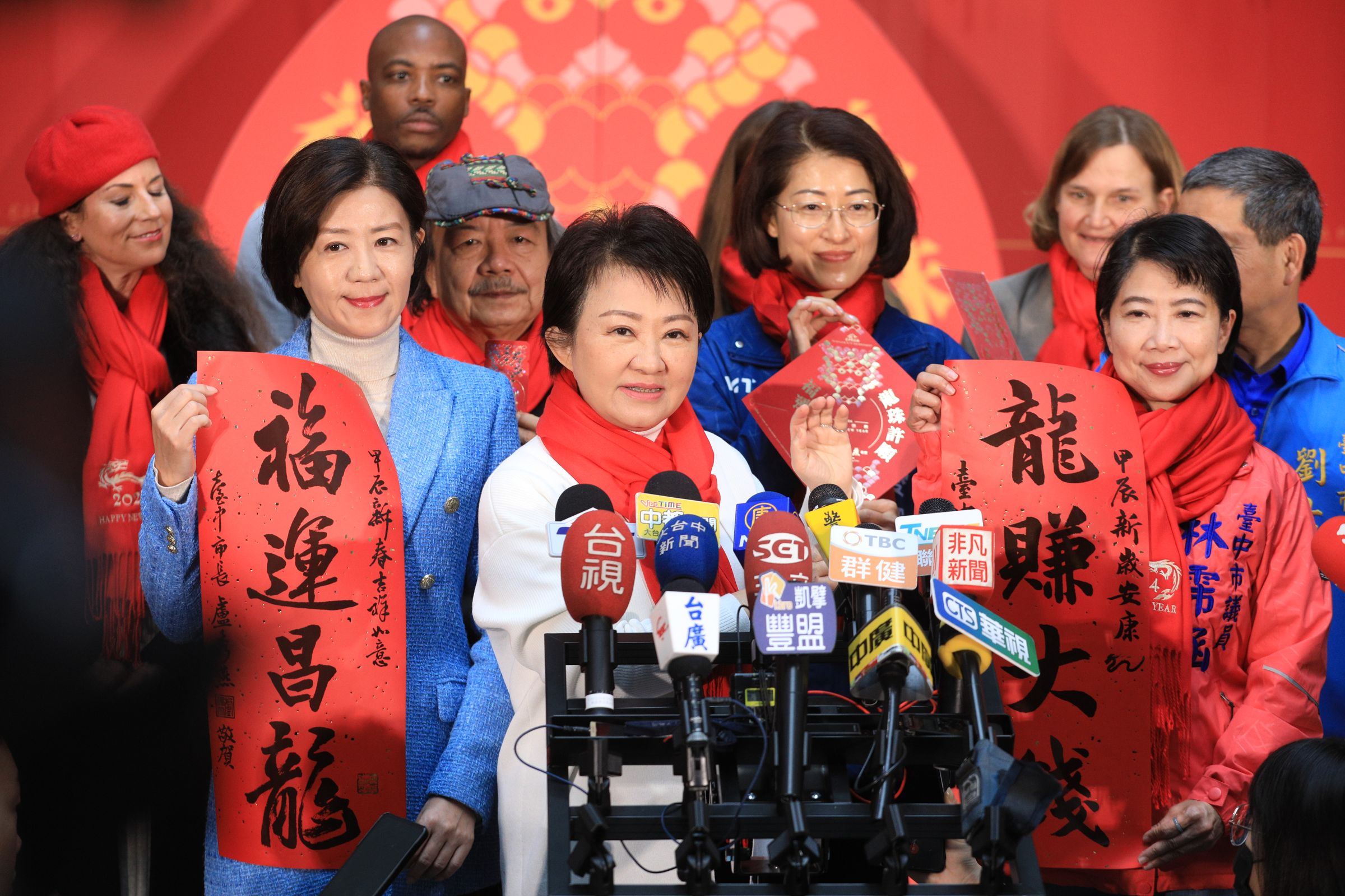 台中市府特推出2款龍年傳統賀聯「福運昌龍」「龍賺大錢」。(台中市政府提供)