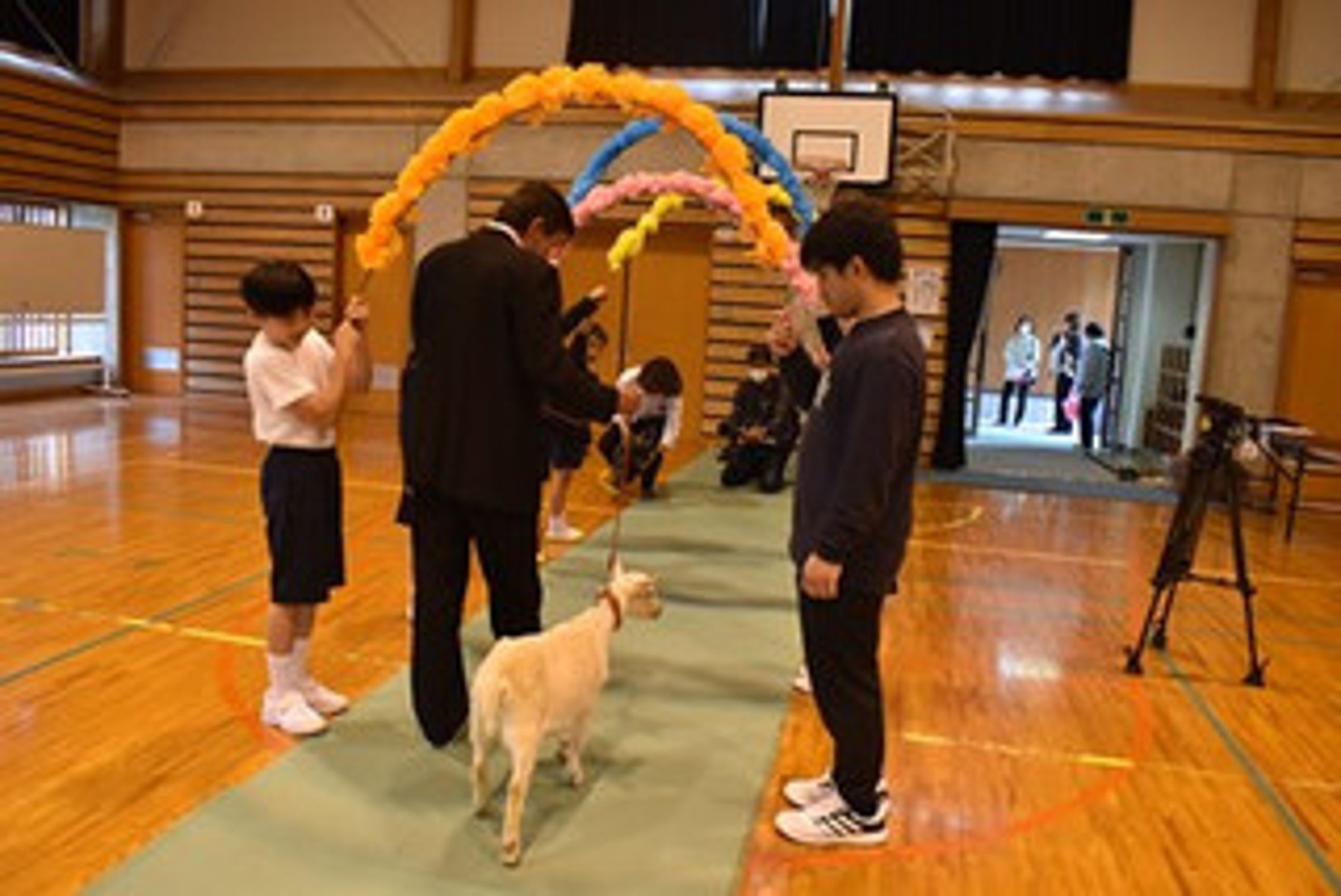 南醬參加入學典禮，場面十分逗趣。（翻攝自南永小學官網）
