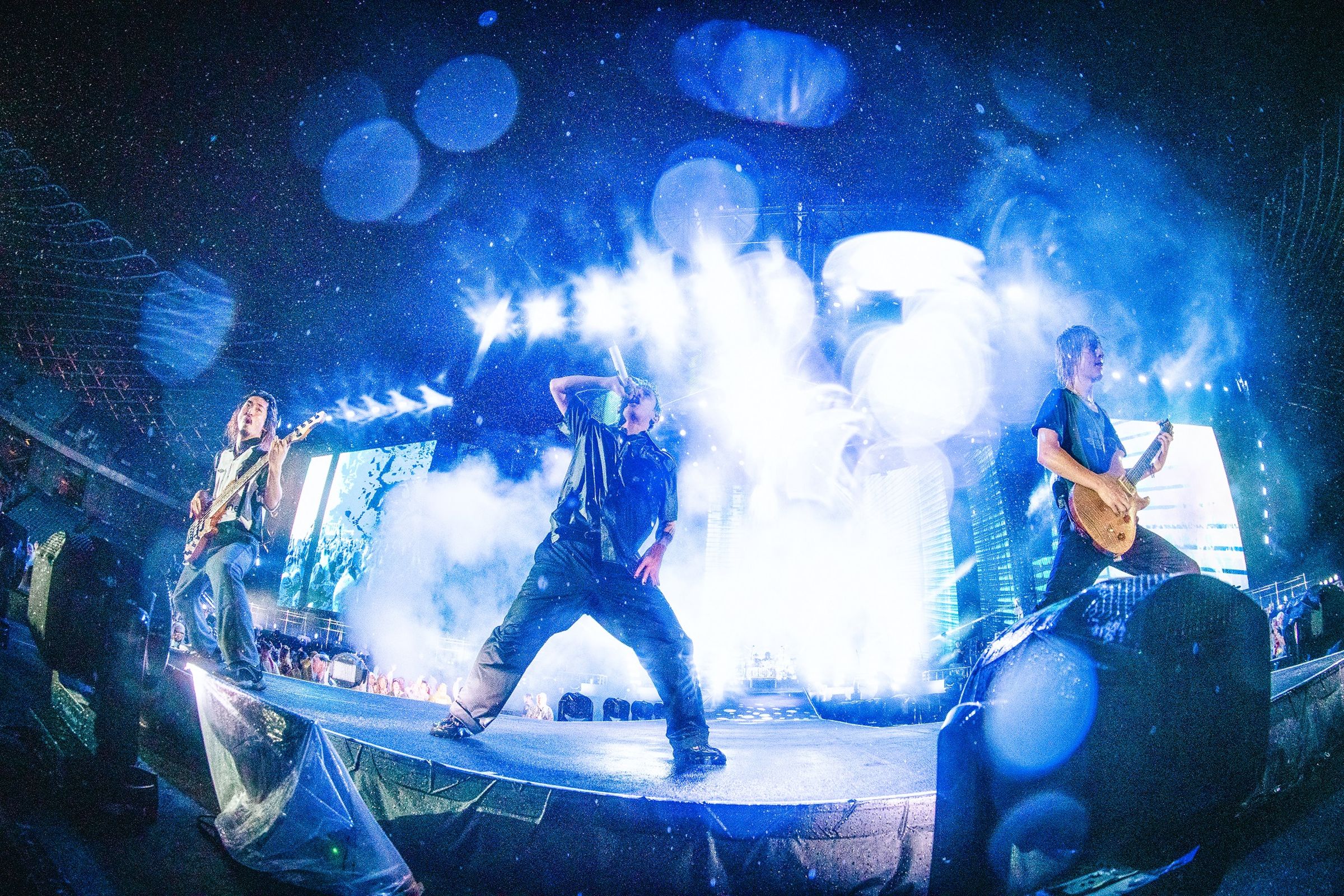 One Ok Rock前年在高雄世運主場館開唱，傾盆大雨淋得主唱Taka此生難忘。（Photo by Rui Hashimoto [SOUND SHOOTER]）