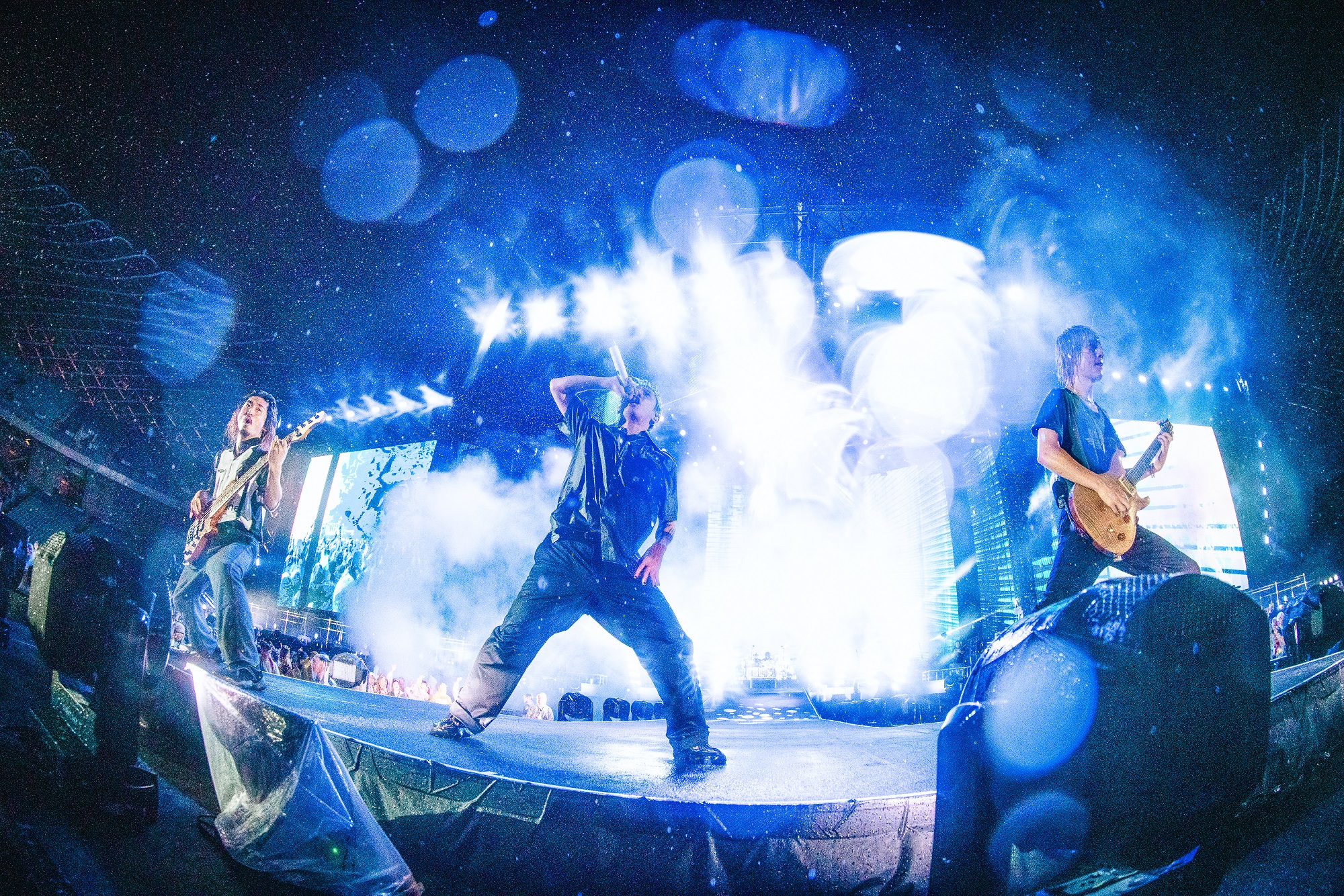 One Ok Rock前年在高雄世運主場館開唱，傾盆大雨淋得主唱Taka此生難忘。（Photo by Rui Hashimoto [SOUND SHOOTER]）