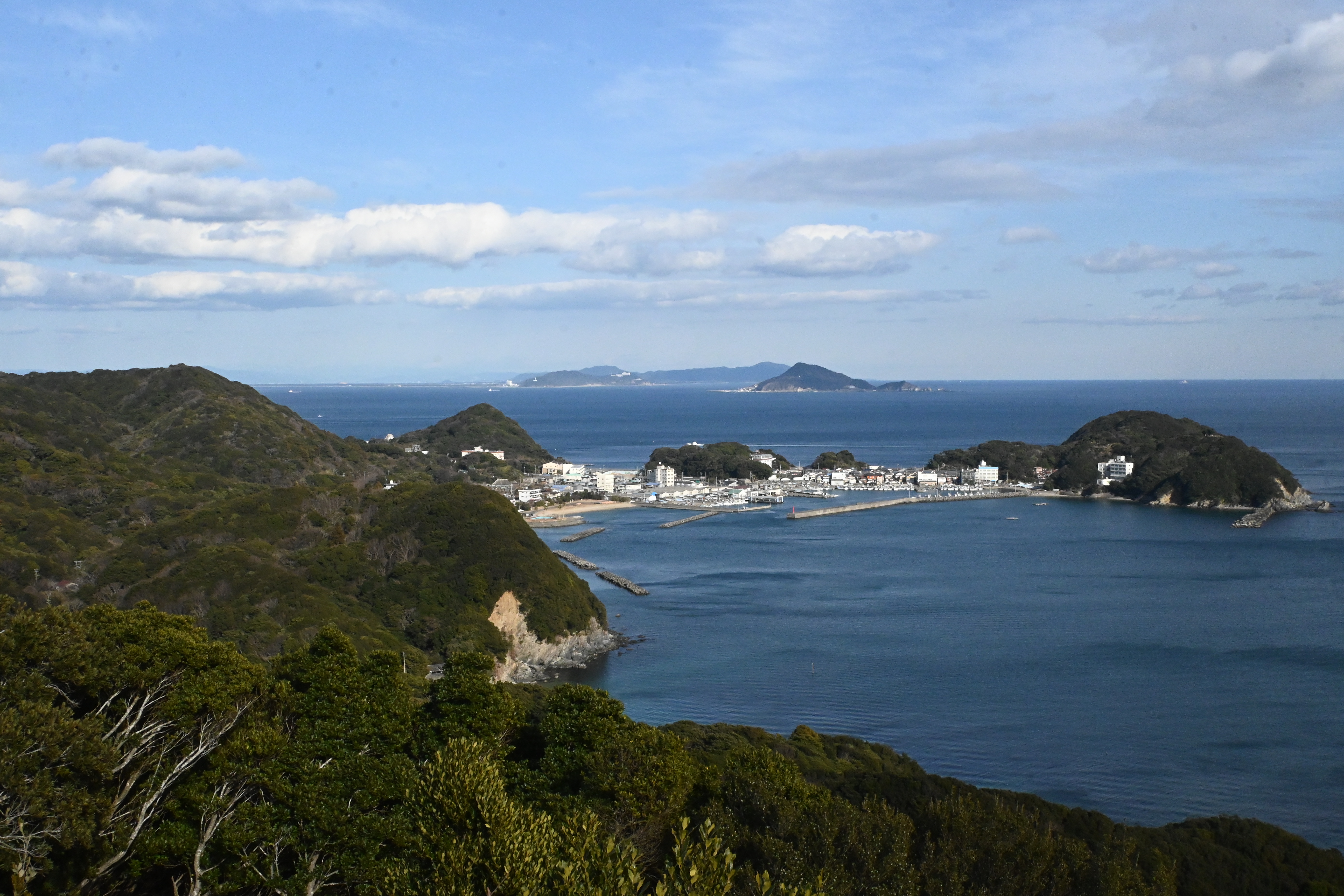 鳥羽港東北約2.5公里處的答志島，全島由三個聚落組成。