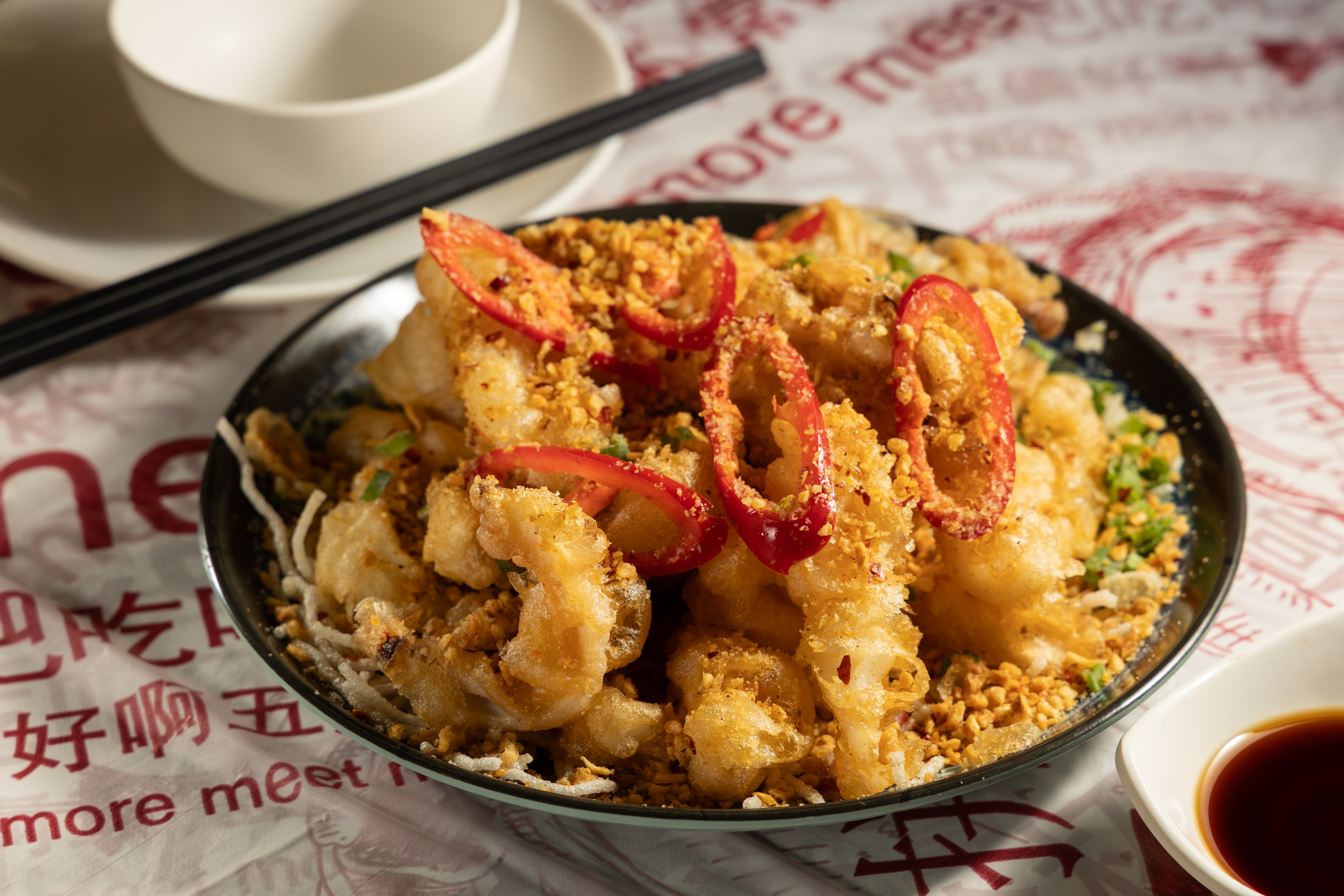 幾乎每家大排檔都有的「椒鹽脆鮮魷」，新肥泉調的粉漿特別脆口。（港幣138元／份，約NT$519）