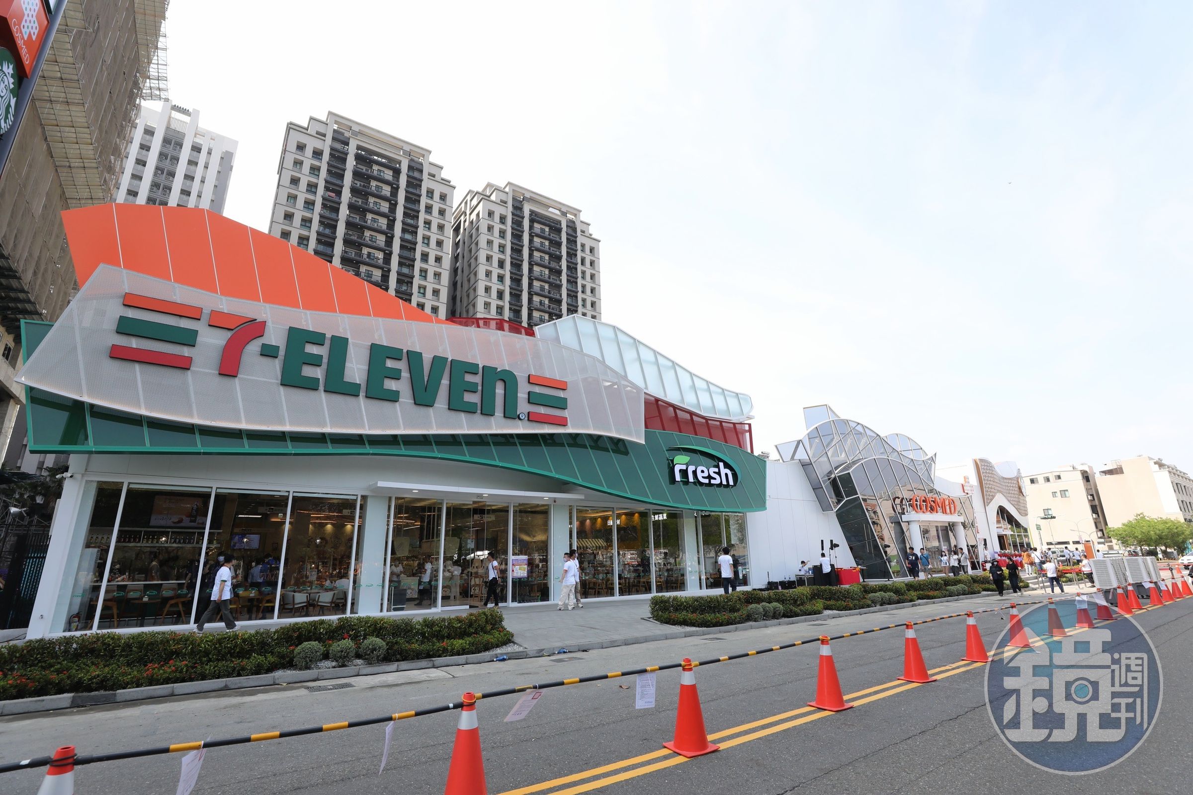 「Par K* Avenue」由7-ELEVEN、康是美、星巴克與統一精工等四大事業組成,給人全新的消費體驗。