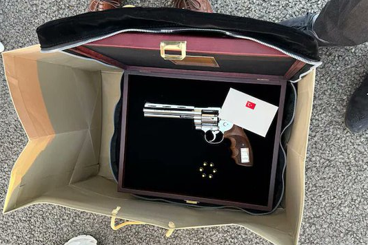 身為東道主的土耳其總統艾爾多安,送給每位與會領袖一把刻有姓名的復古左輪手槍,甚至附上6發實彈。(翻攝自X)