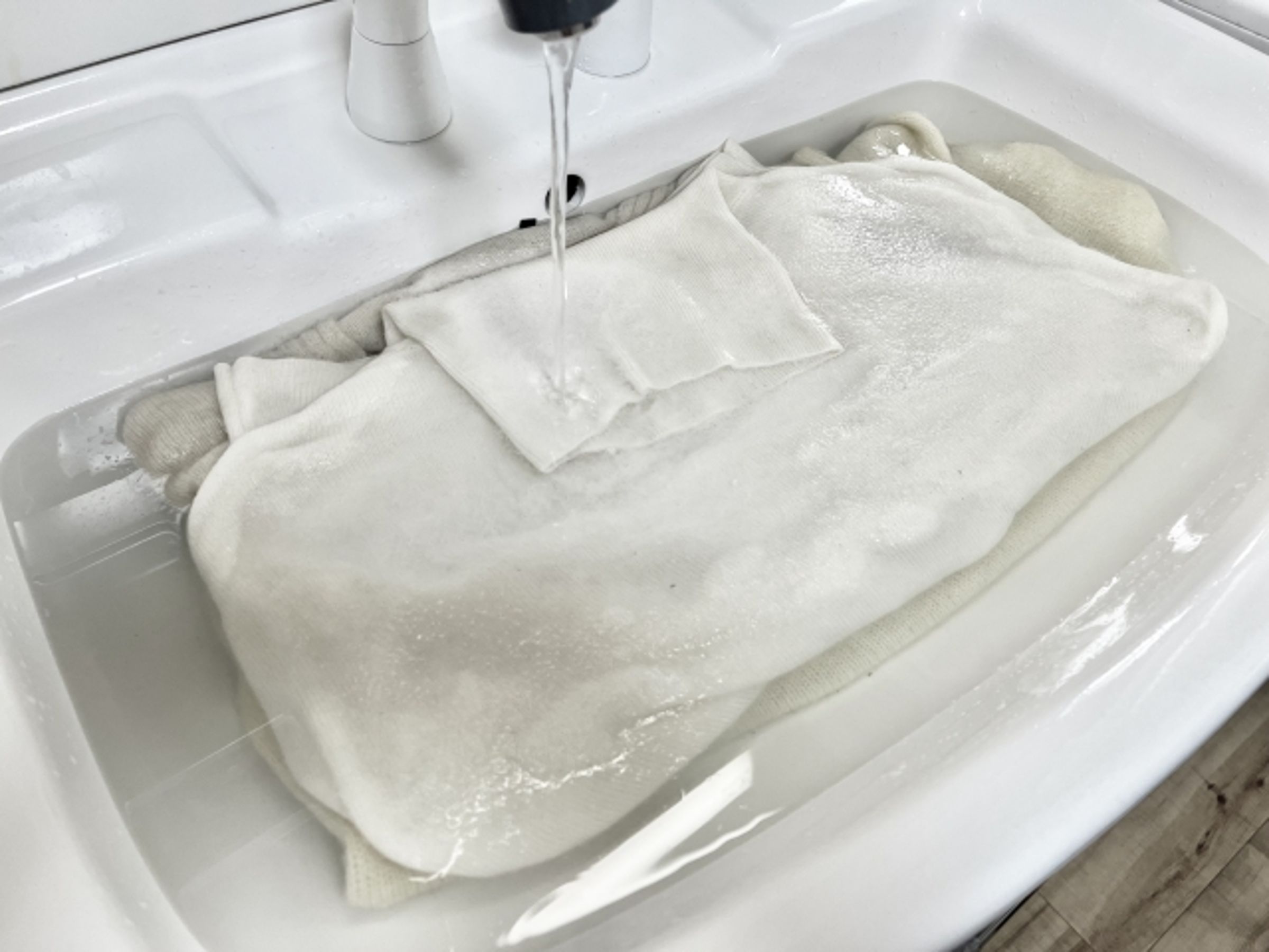 網友推薦使用過碳酸鈉,可輕鬆清潔衣服上的汗漬。(示意圖,photoAC)