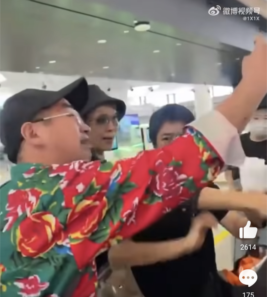 中年大叔硬要與葉童合影，被工作人員趕離後竟破口大罵，更罵葉童「破演員」。（翻攝自微博影片）