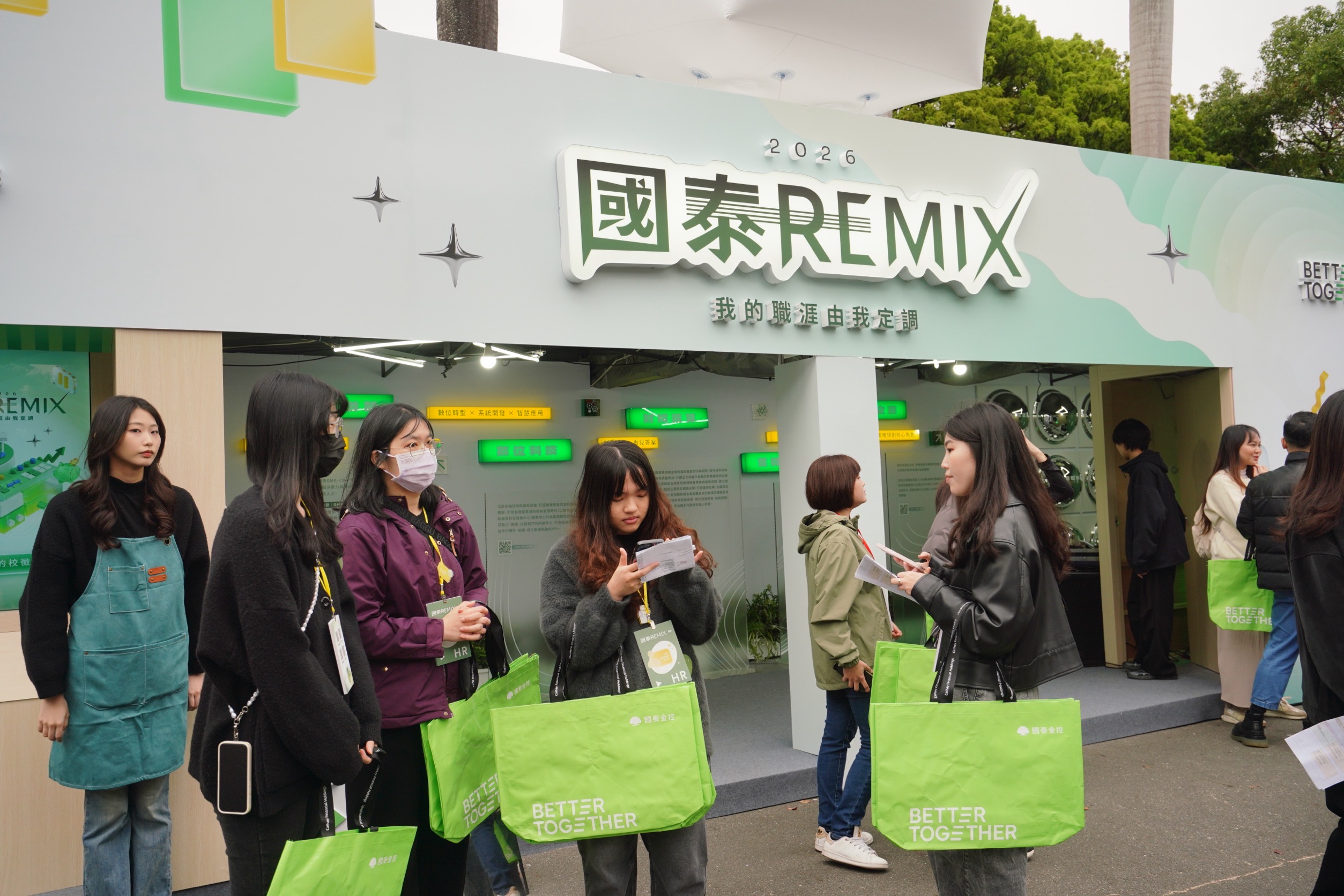 又到了一年一度的校園徵才季。今（7）日有台灣大學登場，共有，347家企業釋出超過4萬個職缺，熱烈超過以往。