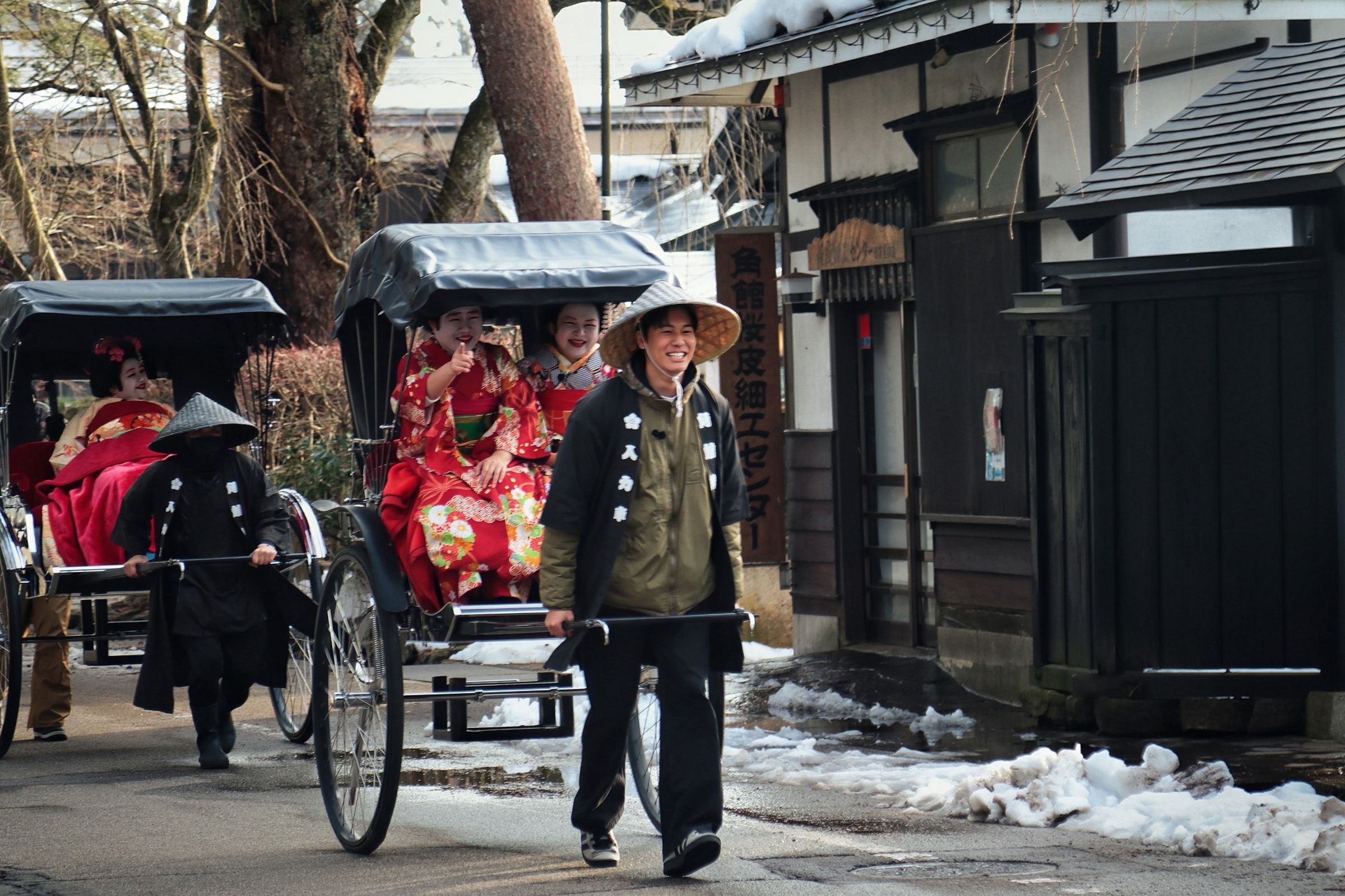 風田(右起)參與《老少女奇遇記2》擔任鮮肉嘉賓,親自為楊貴媚、嚴藝文拉人力車。(左後為鍾欣凌)(桂田文創提供)