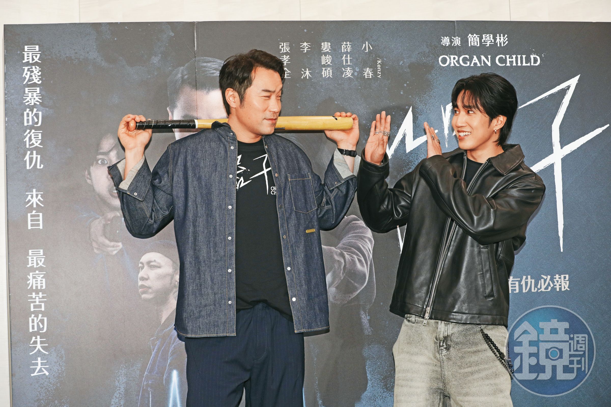 張孝全(左)拿出球棒,婁峻碩(右)是在怕三小…朋友,一起打棒球頭好壯壯啊。