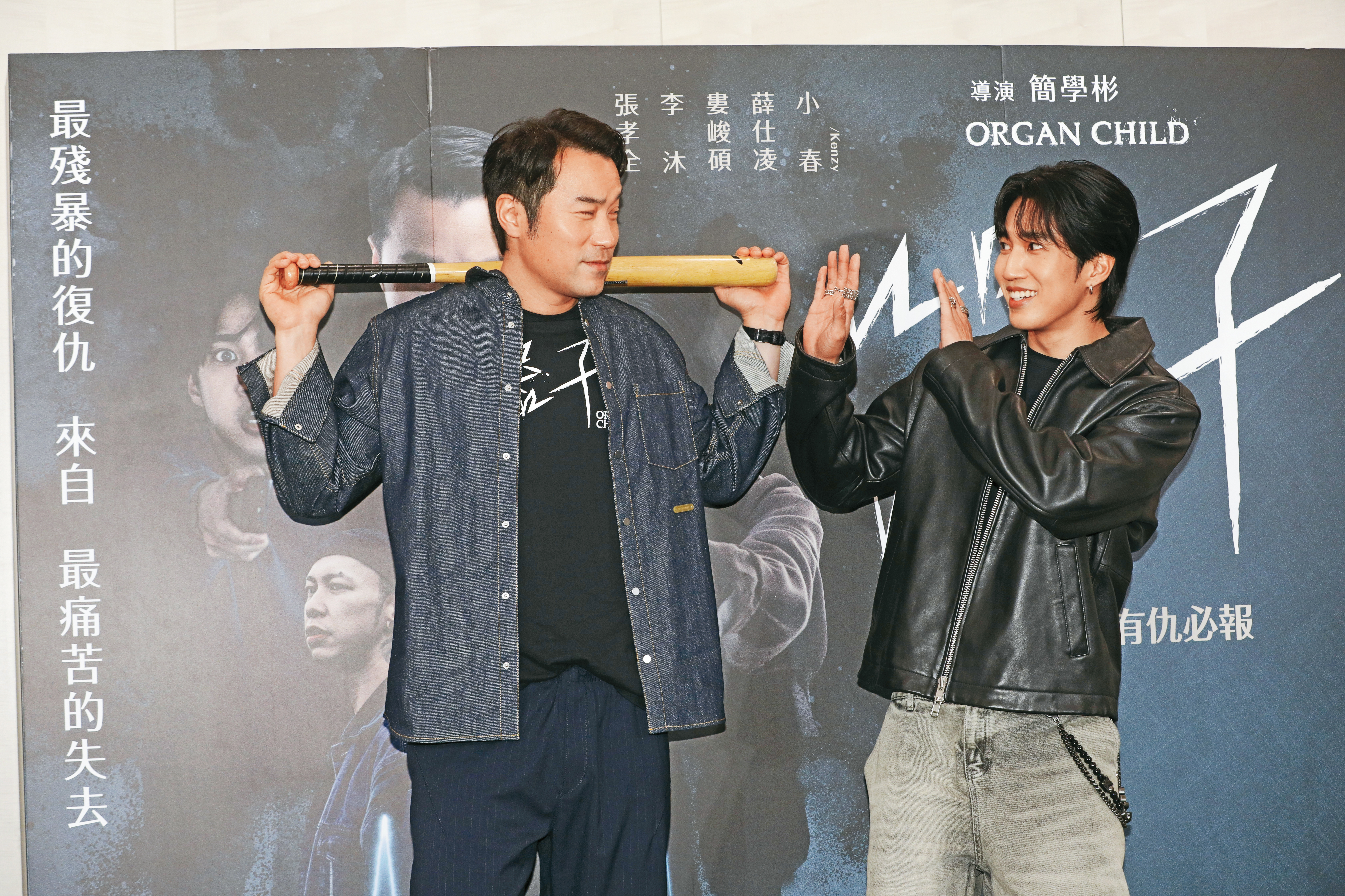 張孝全（左）拿出球棒，婁峻碩（右）是在怕三小…朋友，一起打棒球頭好壯壯啊。