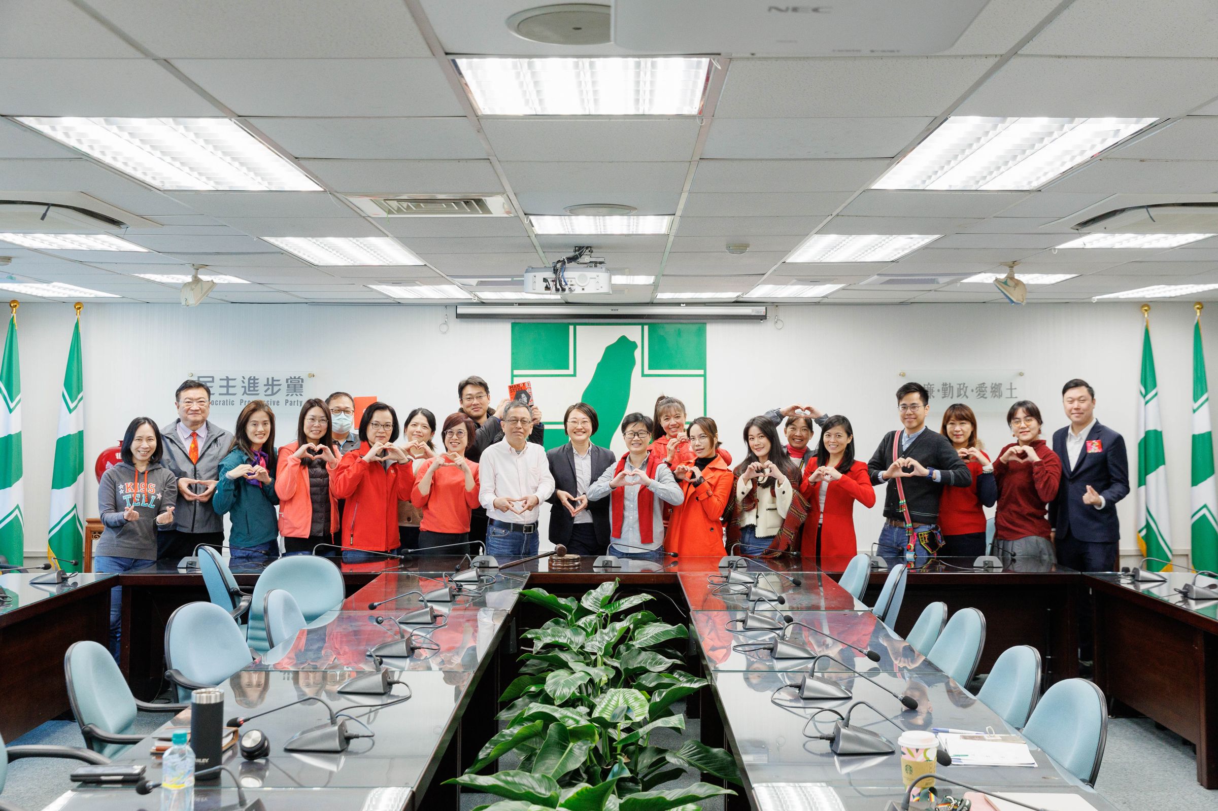 民進黨在38婦女節這天聚集黨務主管一起上性平課。（民進黨提供）