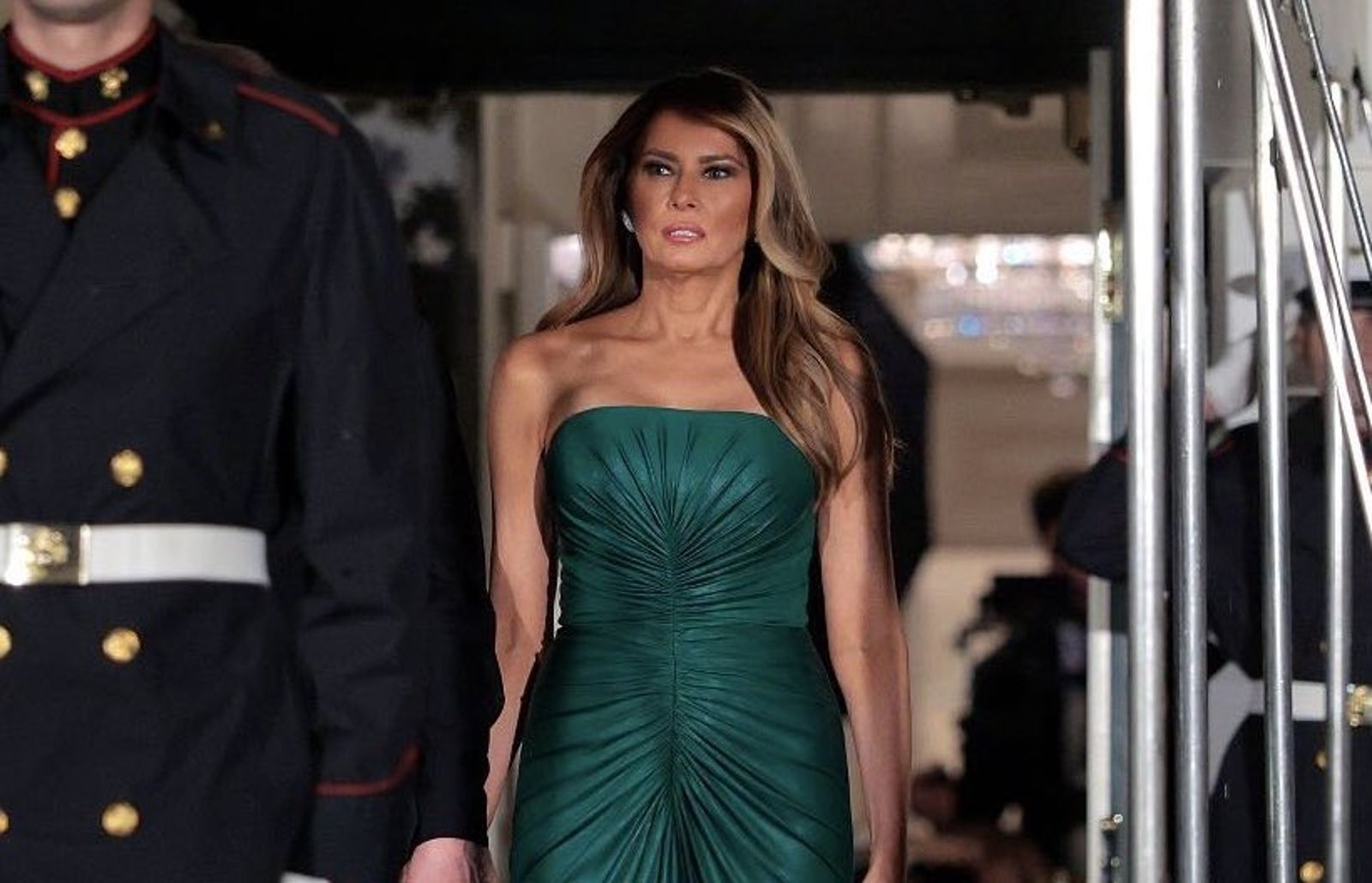 梅蘭妮亞穿10萬「沙國綠」露肩禮服驚豔亮相!卻引爆眾怒 川普晚宴到底踩了什麼雷?
