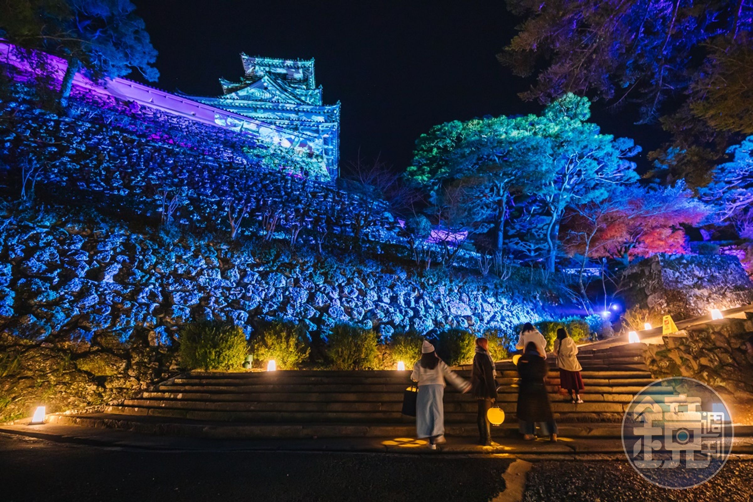 遊客可以免費租借照明燈籠，提著賞夜景。