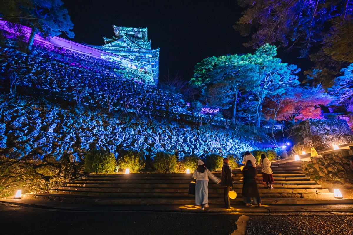 遊客可以免費租借照明燈籠，提著賞夜景。