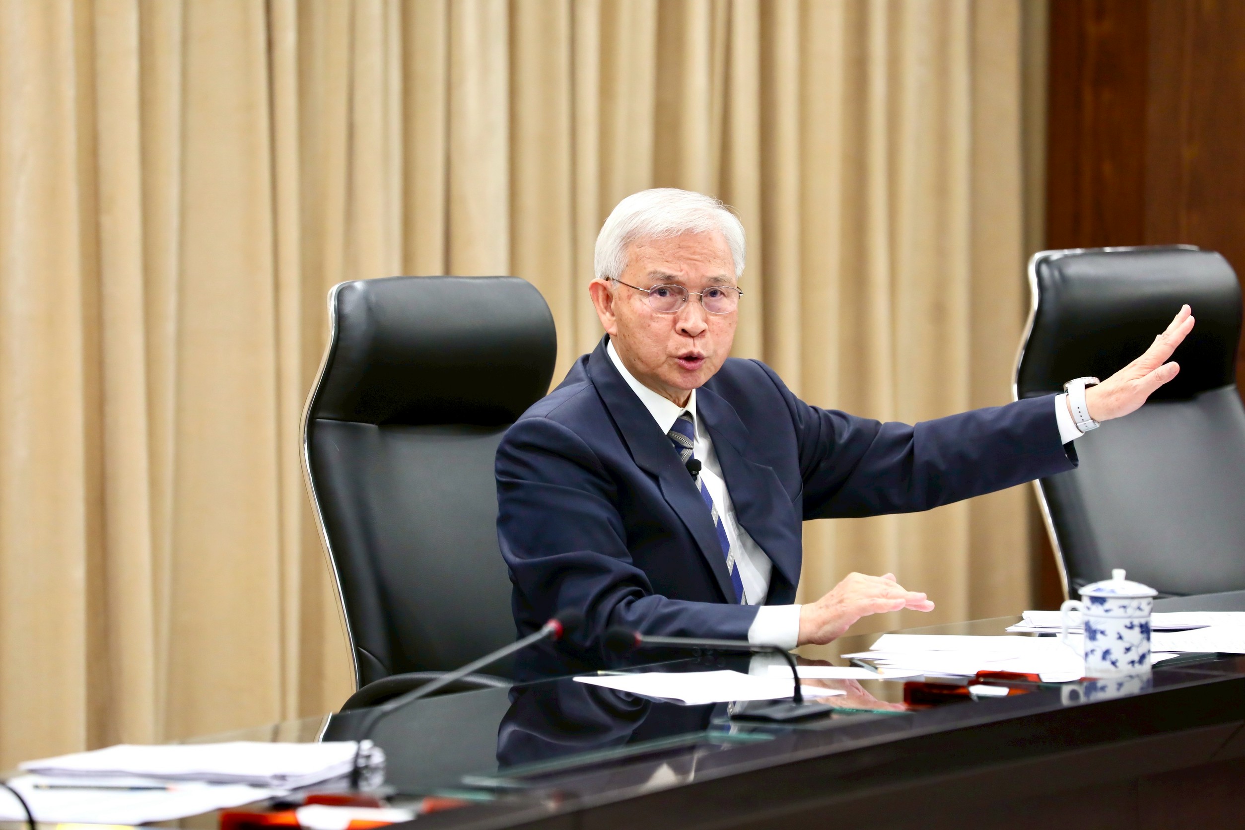 楊金龍親上火線召開記者會說明近期匯市情況。