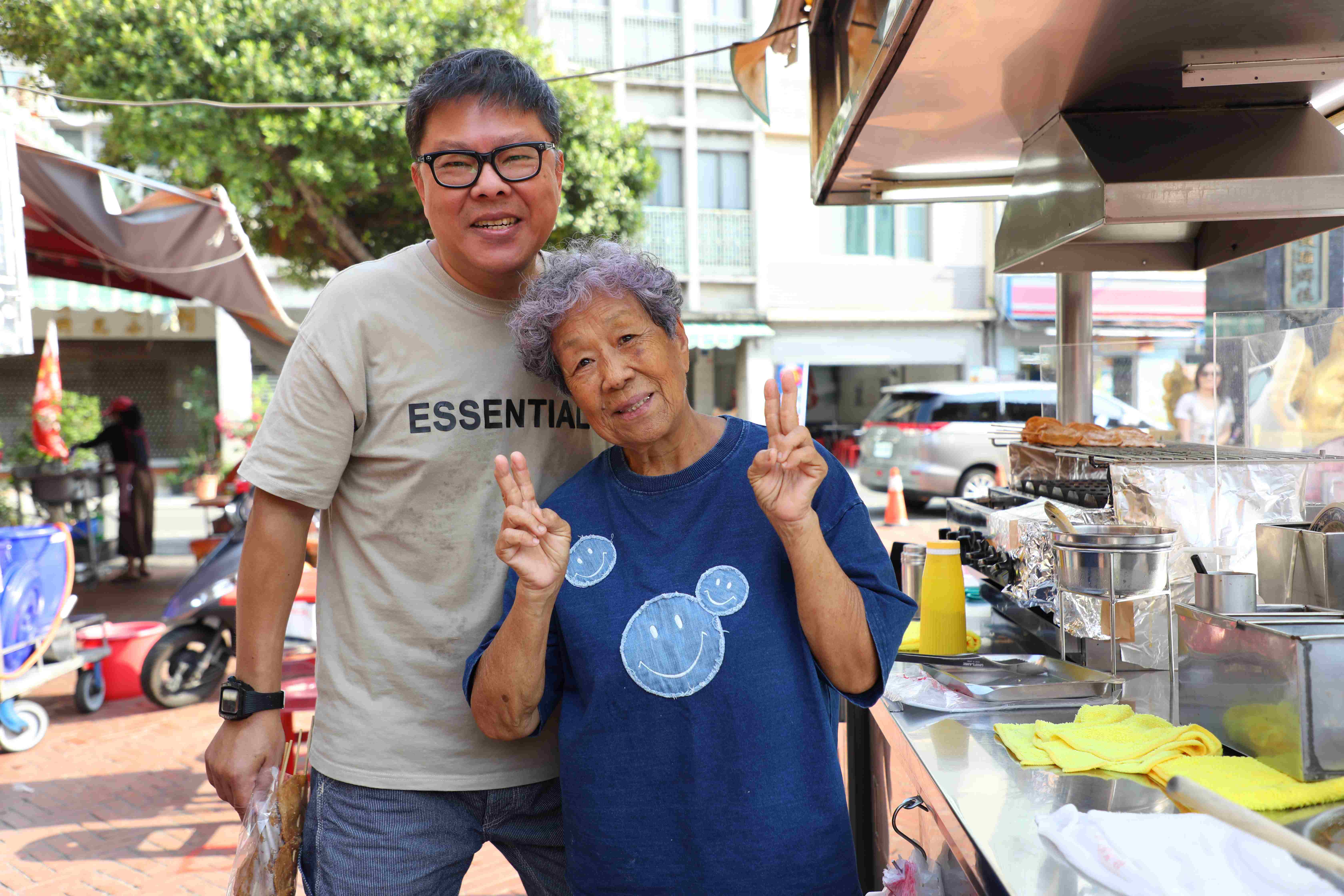 本在台北工作的董育騰（左）現在回家鄉與媽媽阿蘭（右）一同經營小攤。