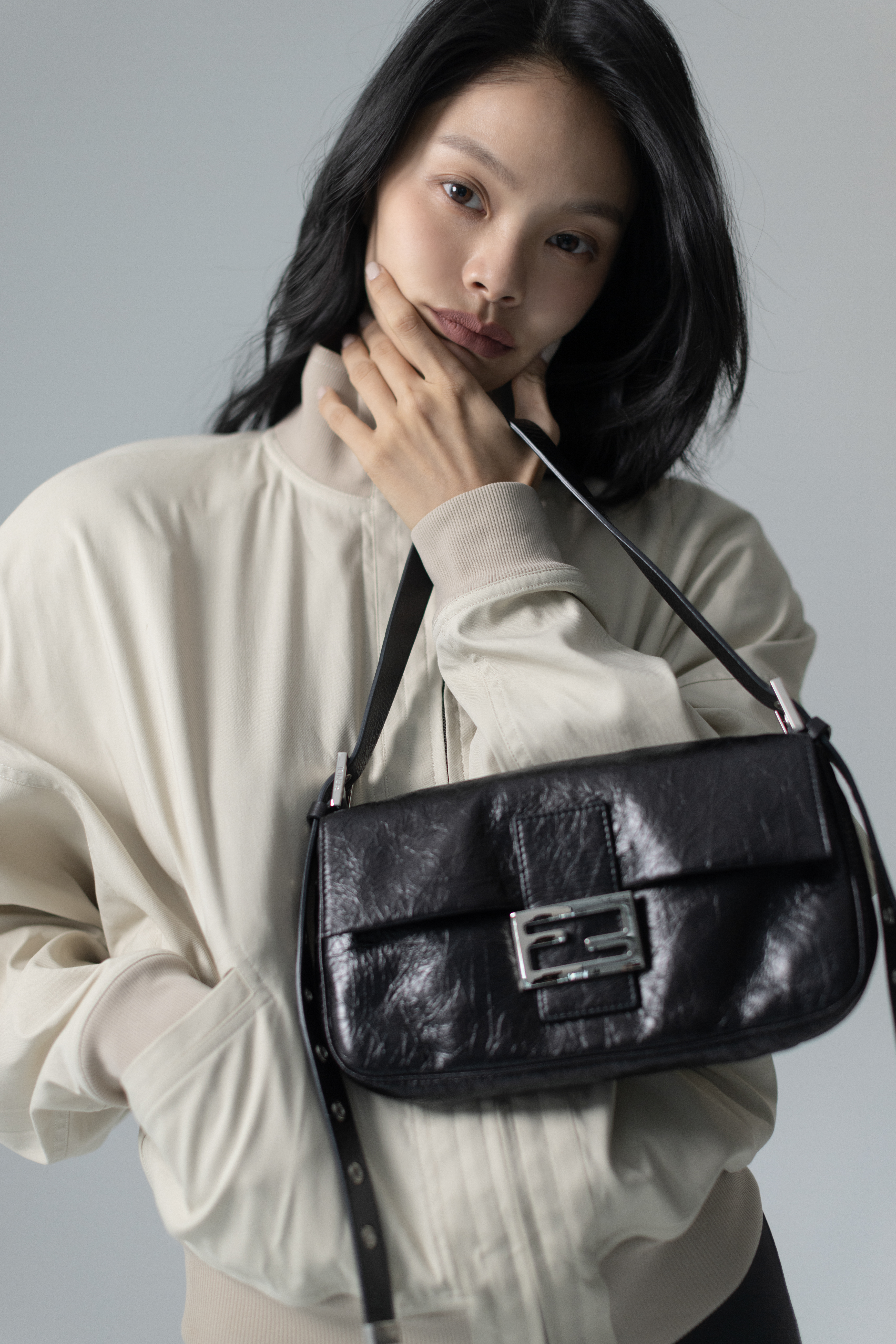 Baguette 26424肩背包 價格店洽 by FENDI；米色廓形夾克 NT$103,500 by GUCCI。