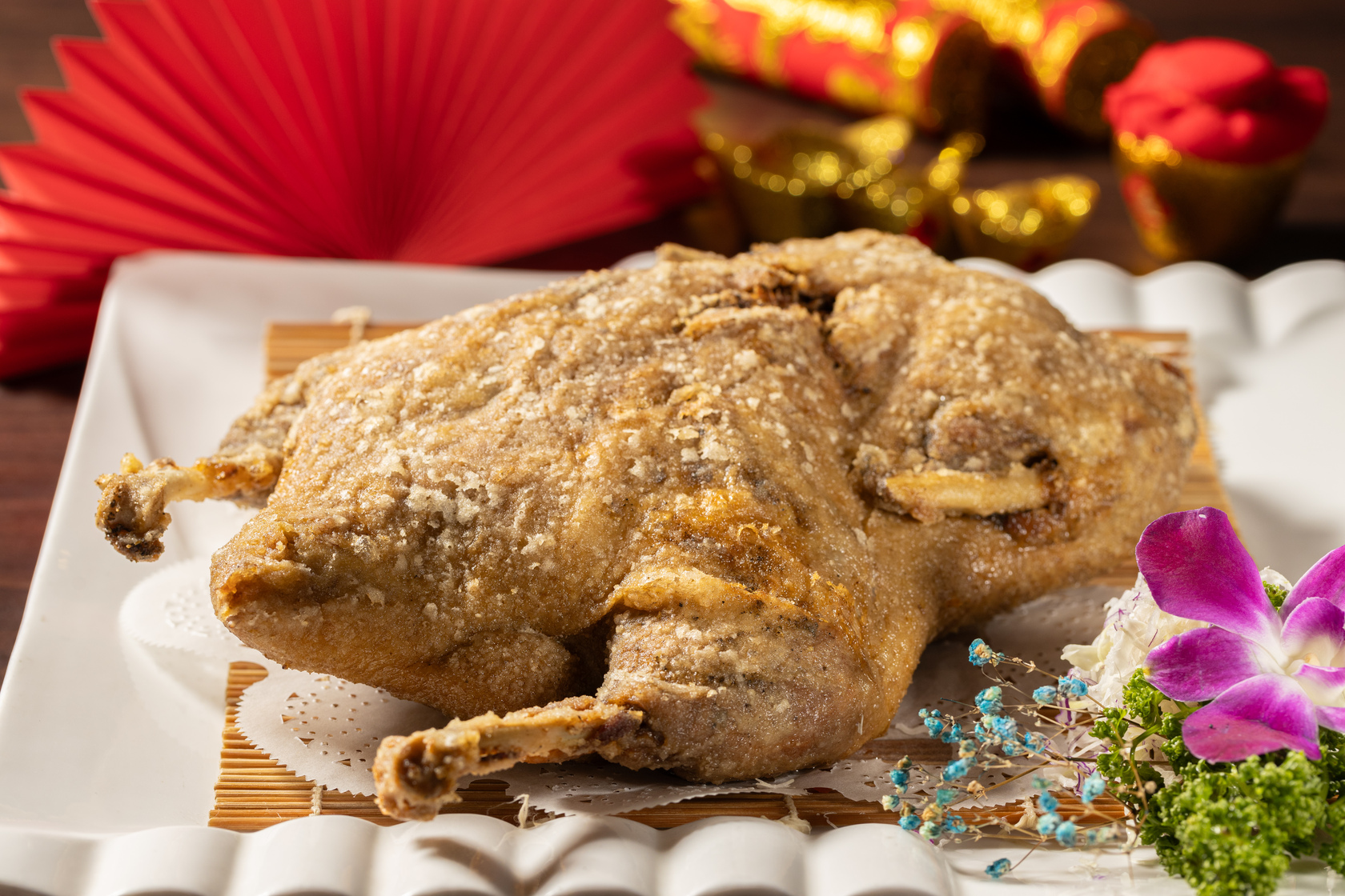 招牌必點的「香酥鴨」當年是蔣經國先生最愛的一道菜。（750元／隻、380元／半隻）