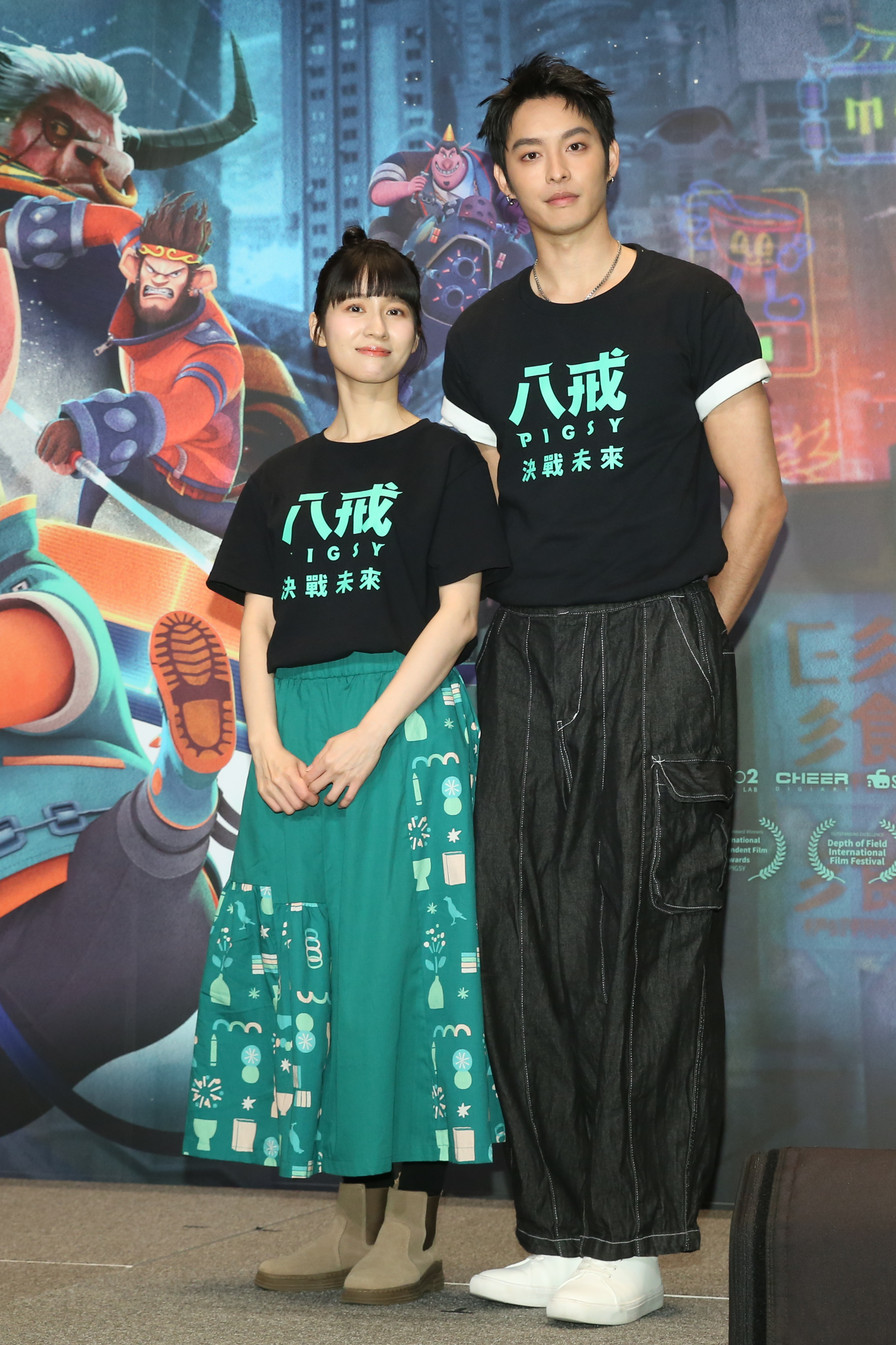 曹佑寧（右）與連俞涵（左）分別聲演多元語版的八戒與機器人小淨，被問喊「小淨」時想的是王淨還是連俞涵，曹佑寧思索過才表示是後者。