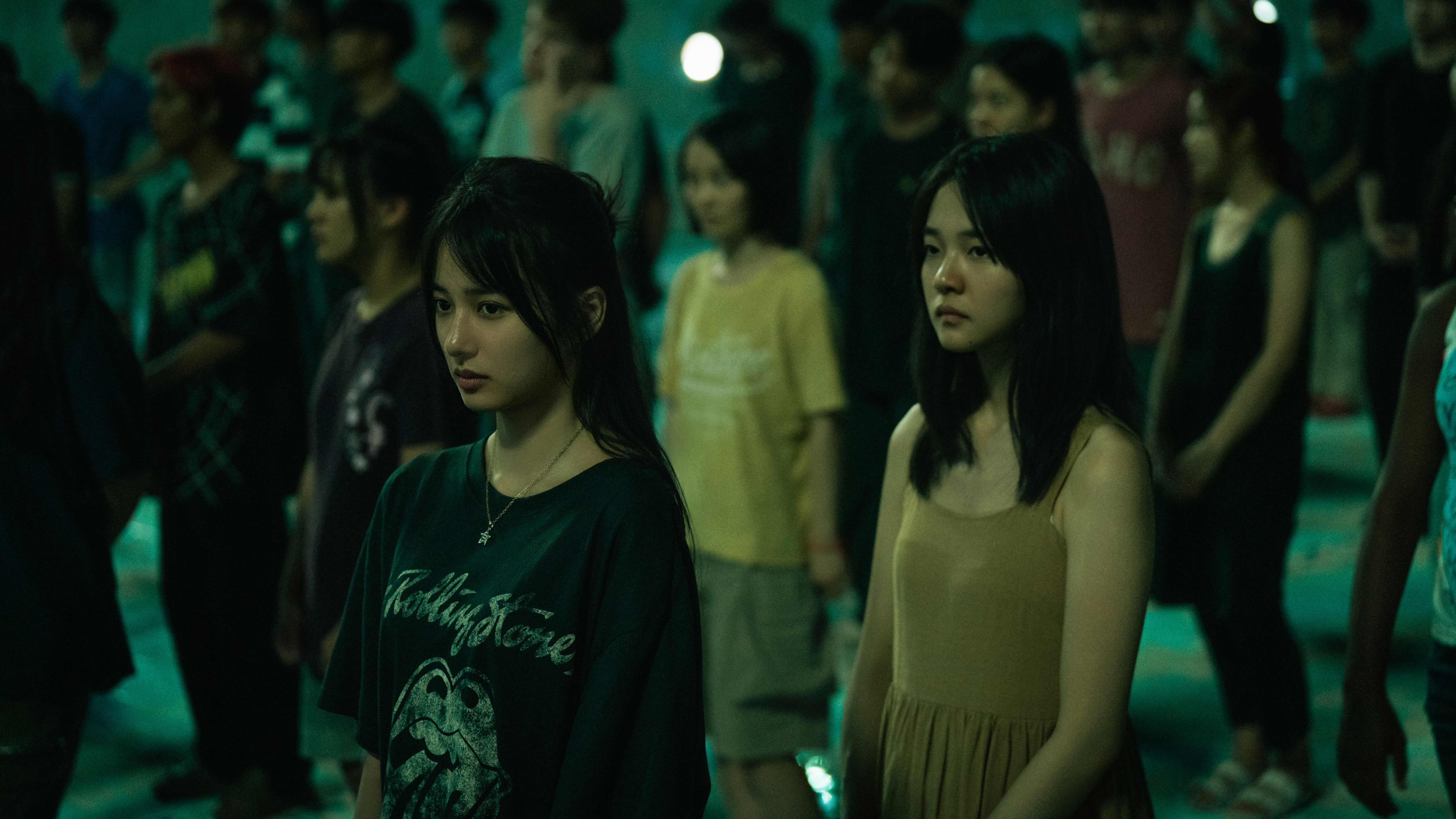《回魂計》預告曝光！新生代女星林廷憶、方郁婷、陳昕葳陷廢墟囚困，哭喊「救命」場面逼真到窒息。（Netflix提供）