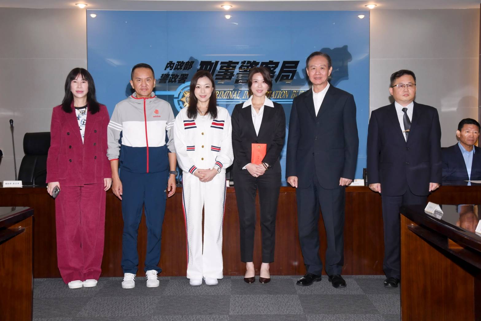 愛爾麗醫美集團總裁常如山（左二）赴刑事局頒發破案獎金，局長周幼偉（右二）表達感謝。（愛爾麗集團提供）