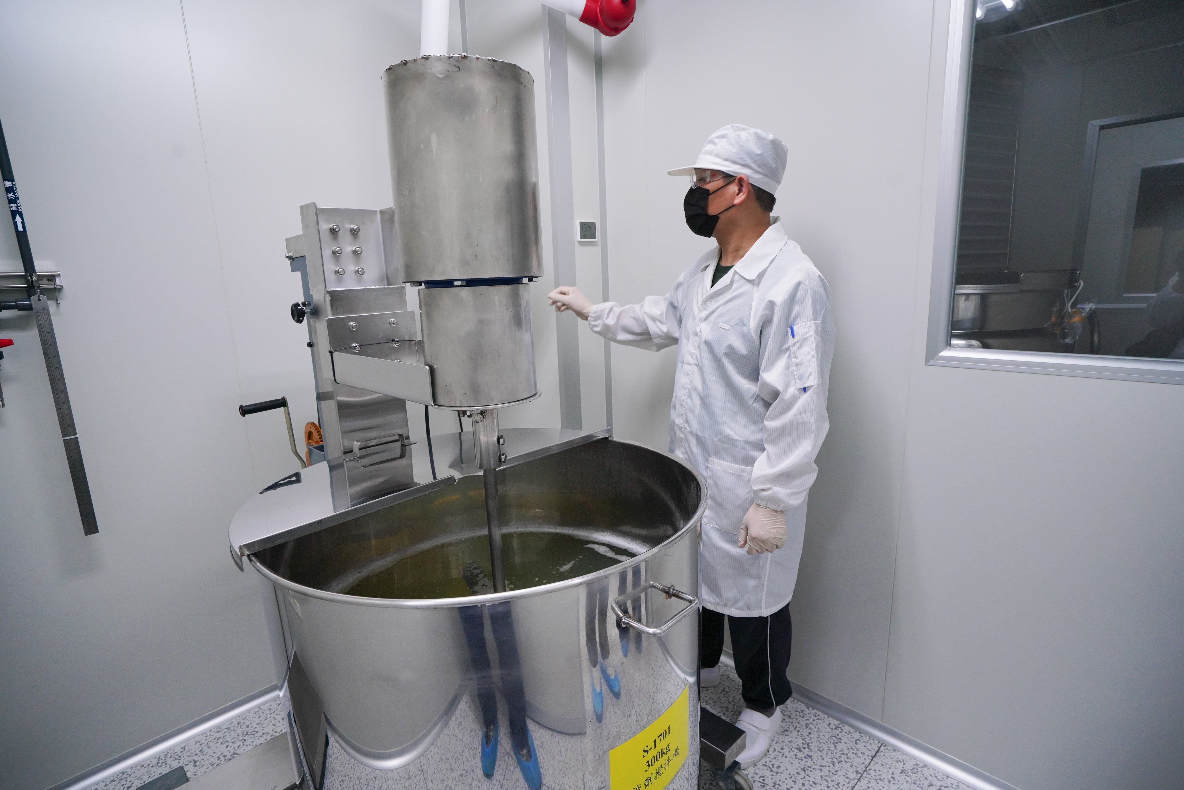蕾娜塔位在桃園的髮品廠是GMP與ISO 22716雙認證的優良廠，全程採無塵作業。
