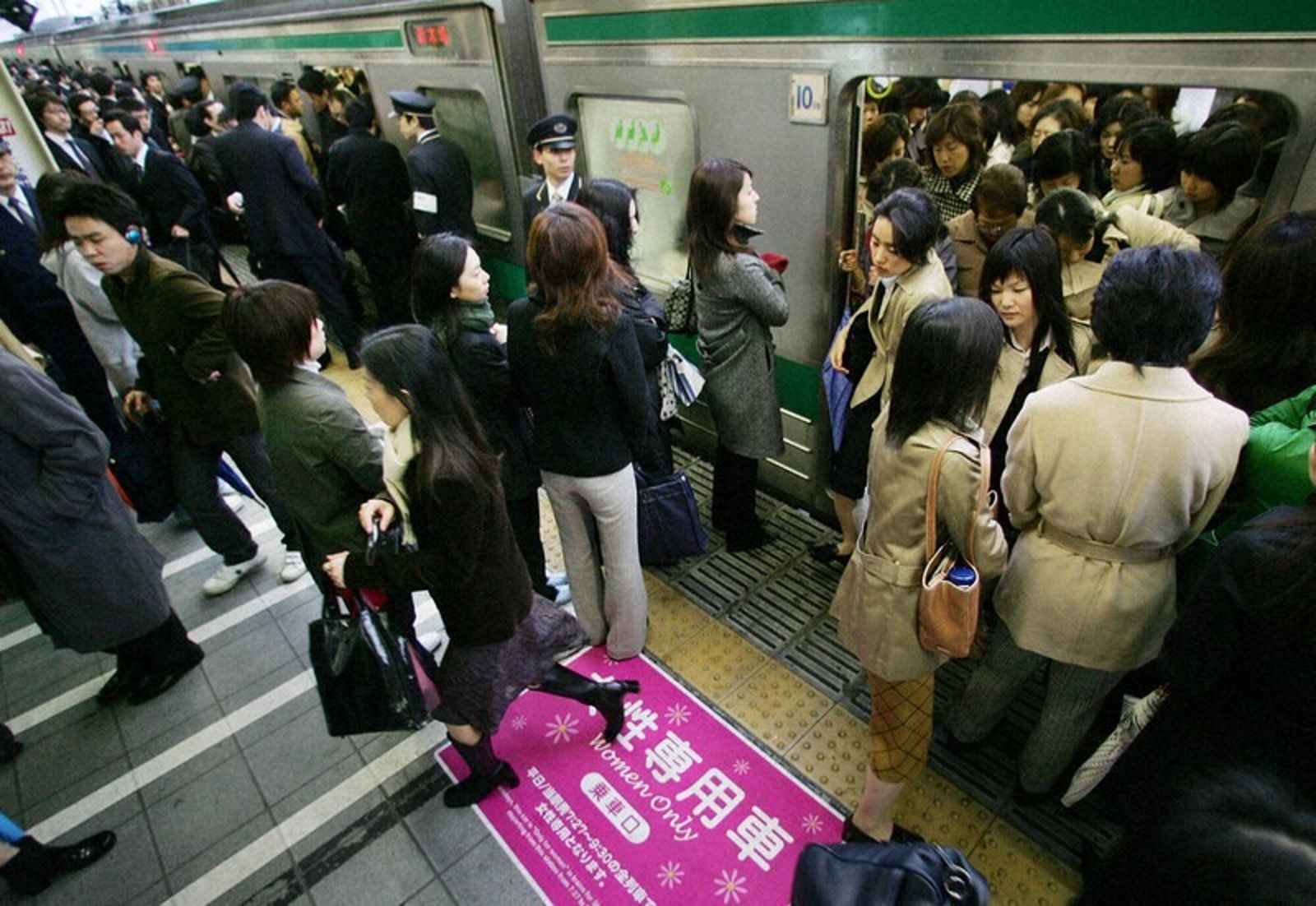 遊日注意！電車癡漢「過激化」，當場扒內褲、集體式包圍猥褻全出現。（翻自X平台）