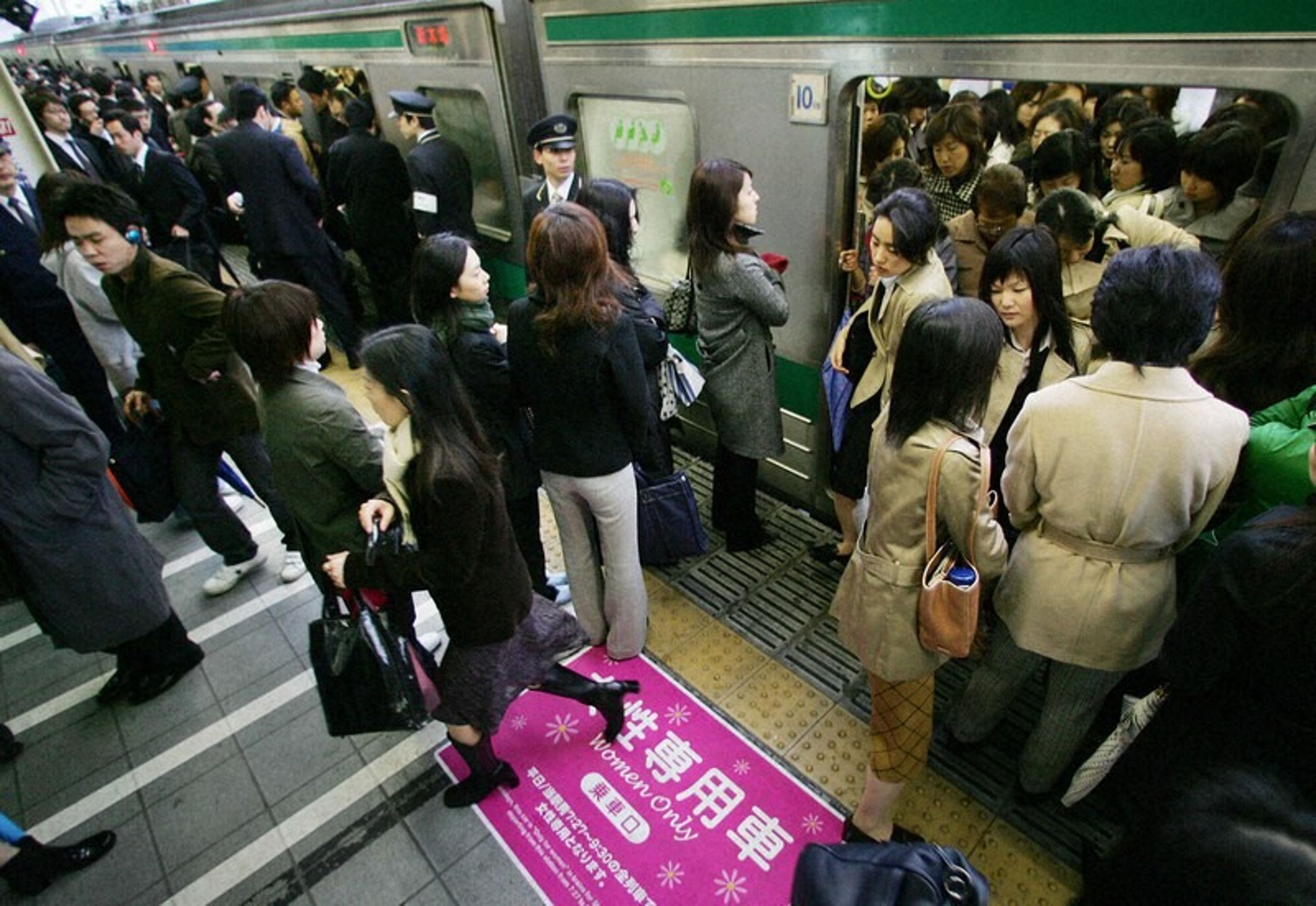 遊日注意!電車癡漢「過激化」,當場扒內褲、集體式包圍猥褻全出現。(翻自X平台)