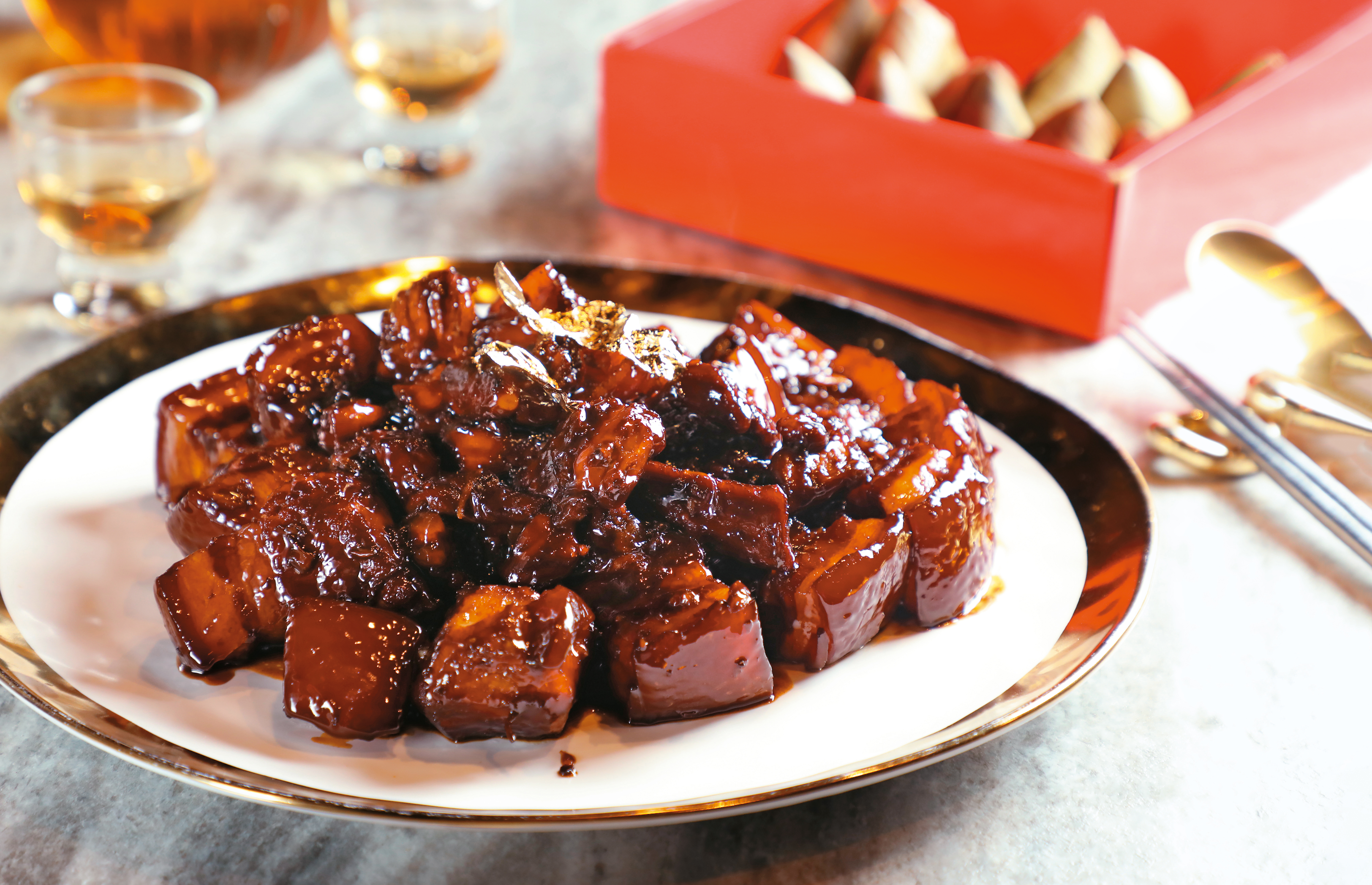 作為濃油赤醬代表的「本幫紅燒肉」,燒得只剩膠質、不見肥油,配上小巧的竹葉飯,剛好幫客人控制澱粉量。