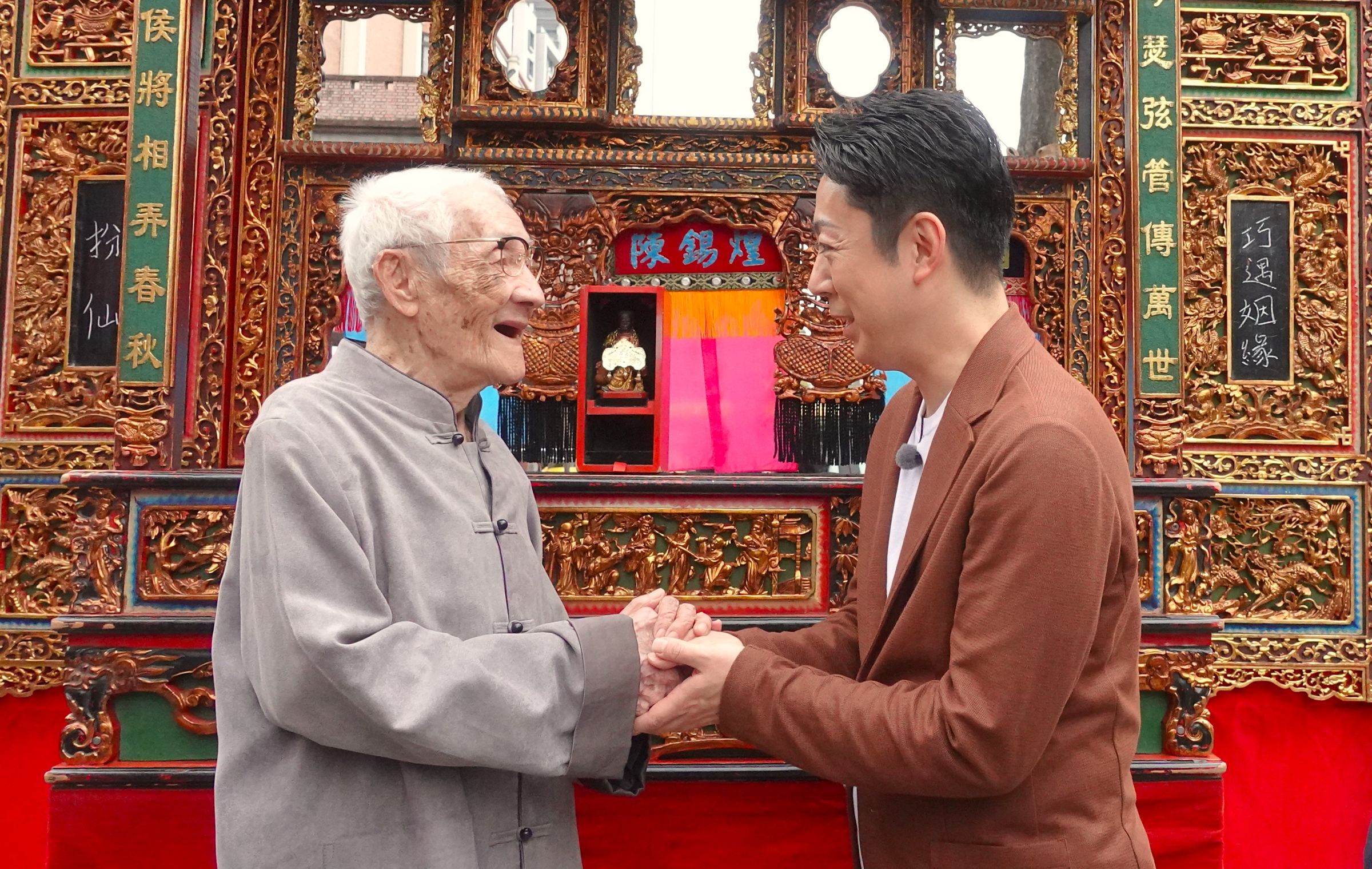 歌舞伎名家尾上菊五郎八世(右)拜會95歲的布袋戲大師陳錫煌(左)。(TaiwanPlus提供)