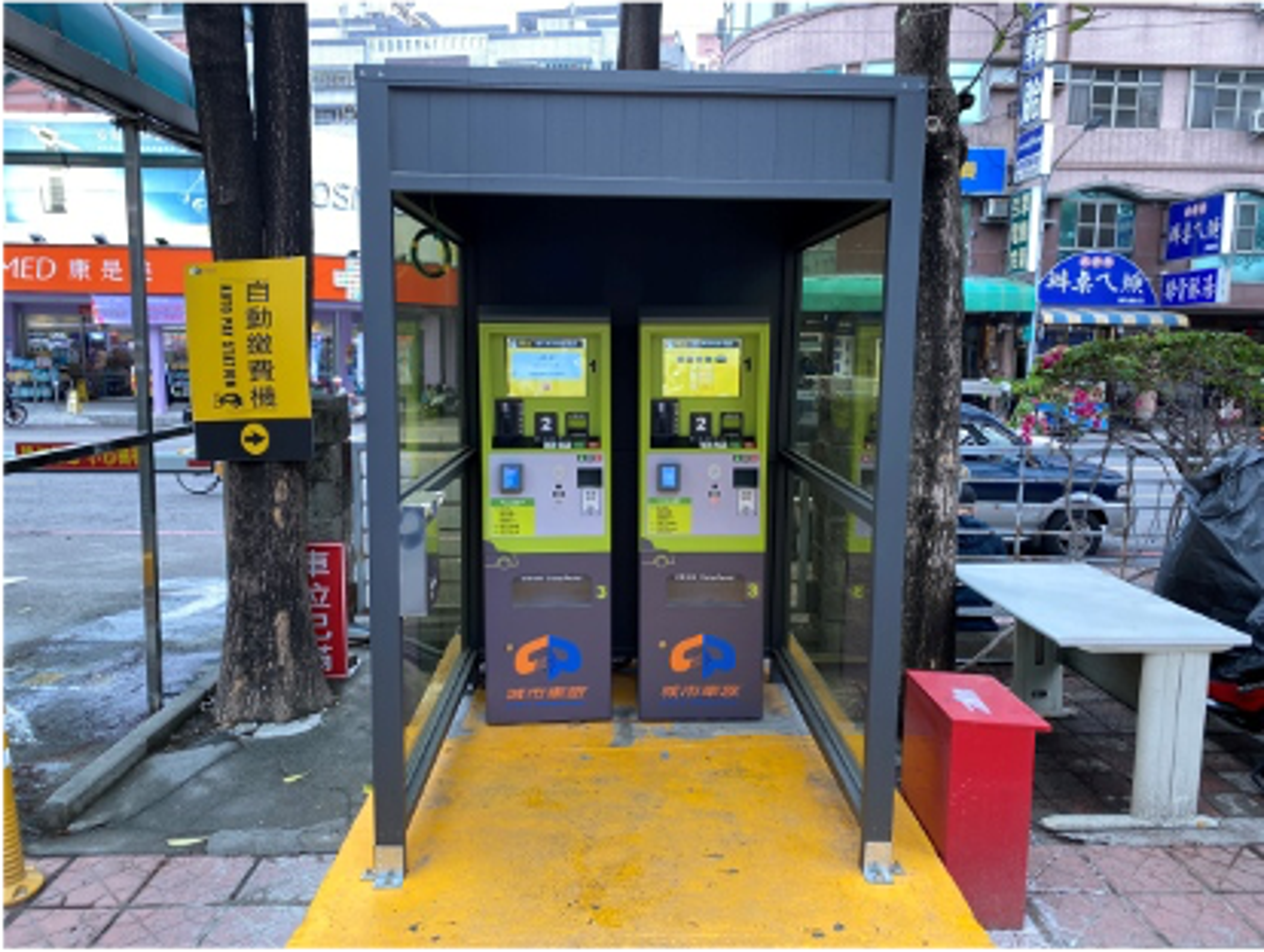 一名女網友發現明明有2台繳費機，但所有人卻只排其中一台繳費機。（翻攝臉書社團「爆怨公社」）