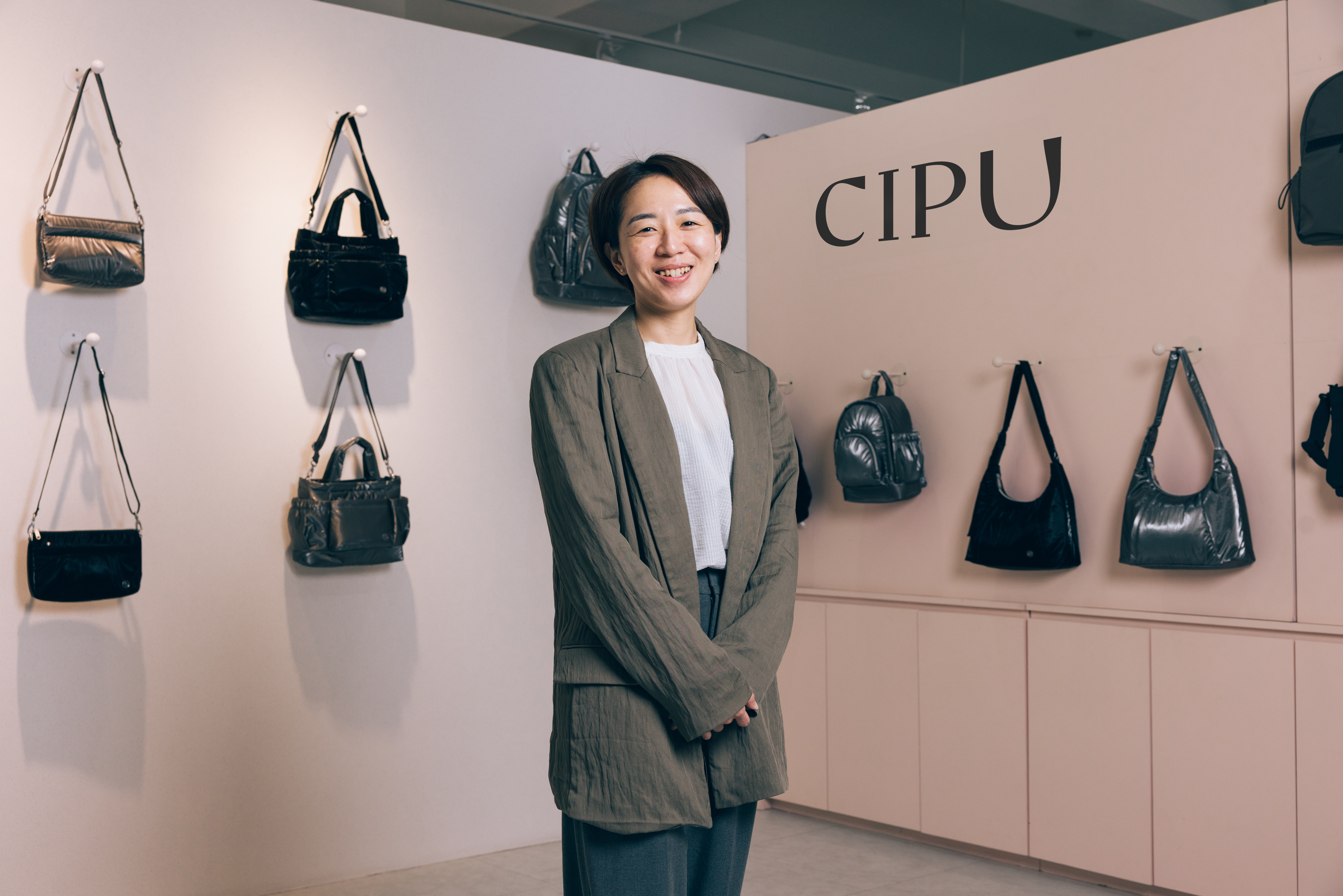 面對挑戰，璽福創意營運長廖偲涵Susan選擇帶領團隊直球面對、揮別陰霾，以堅定的「CIPU」大寫姿態重新出發，全新Lissom系列延續經典輕量基因亮相。