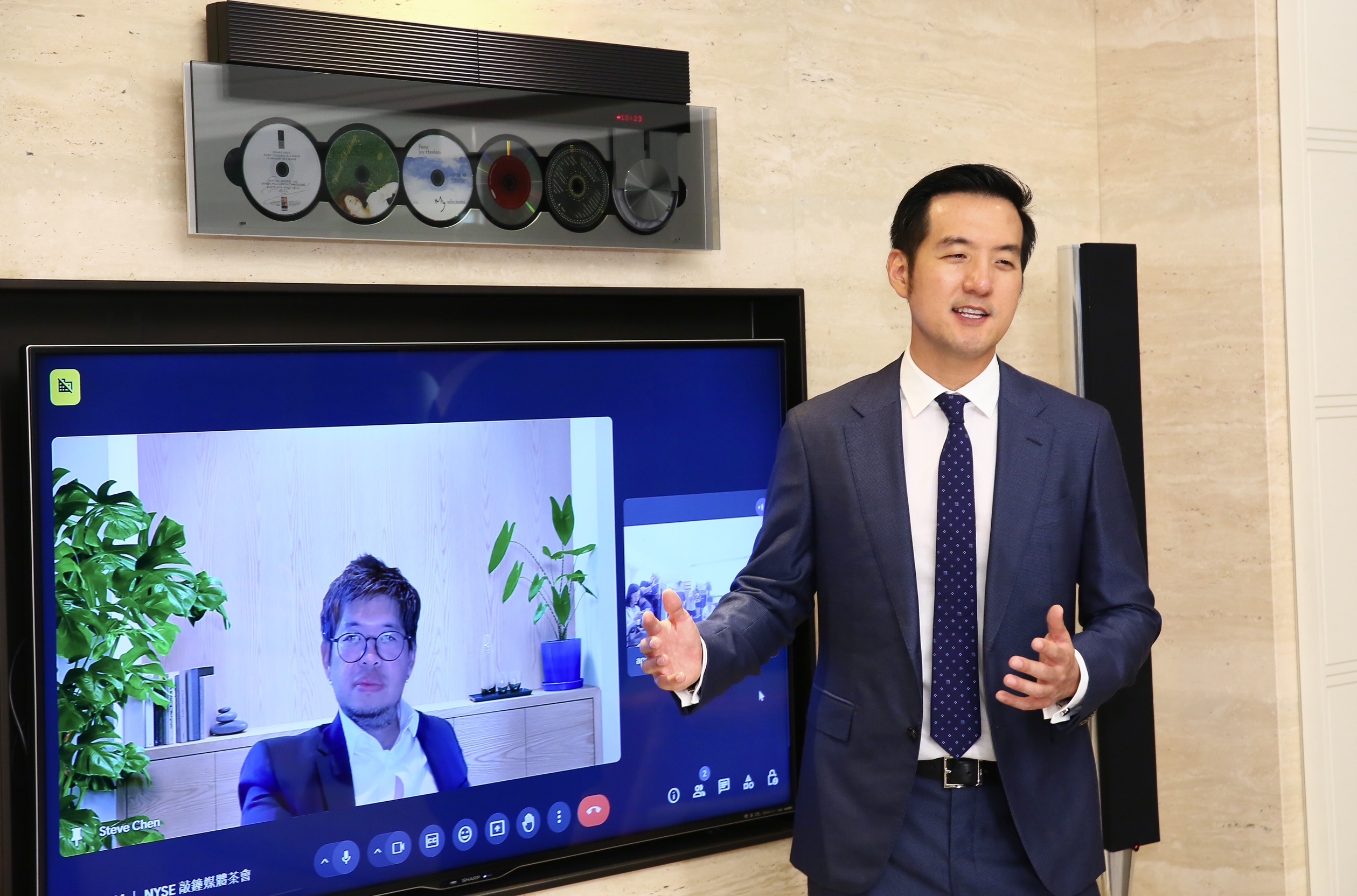 傅冠龍（右）投入AI驅動投資模型多年，成為陳士駿（視訊者）跨界金融事業的重要戰友。