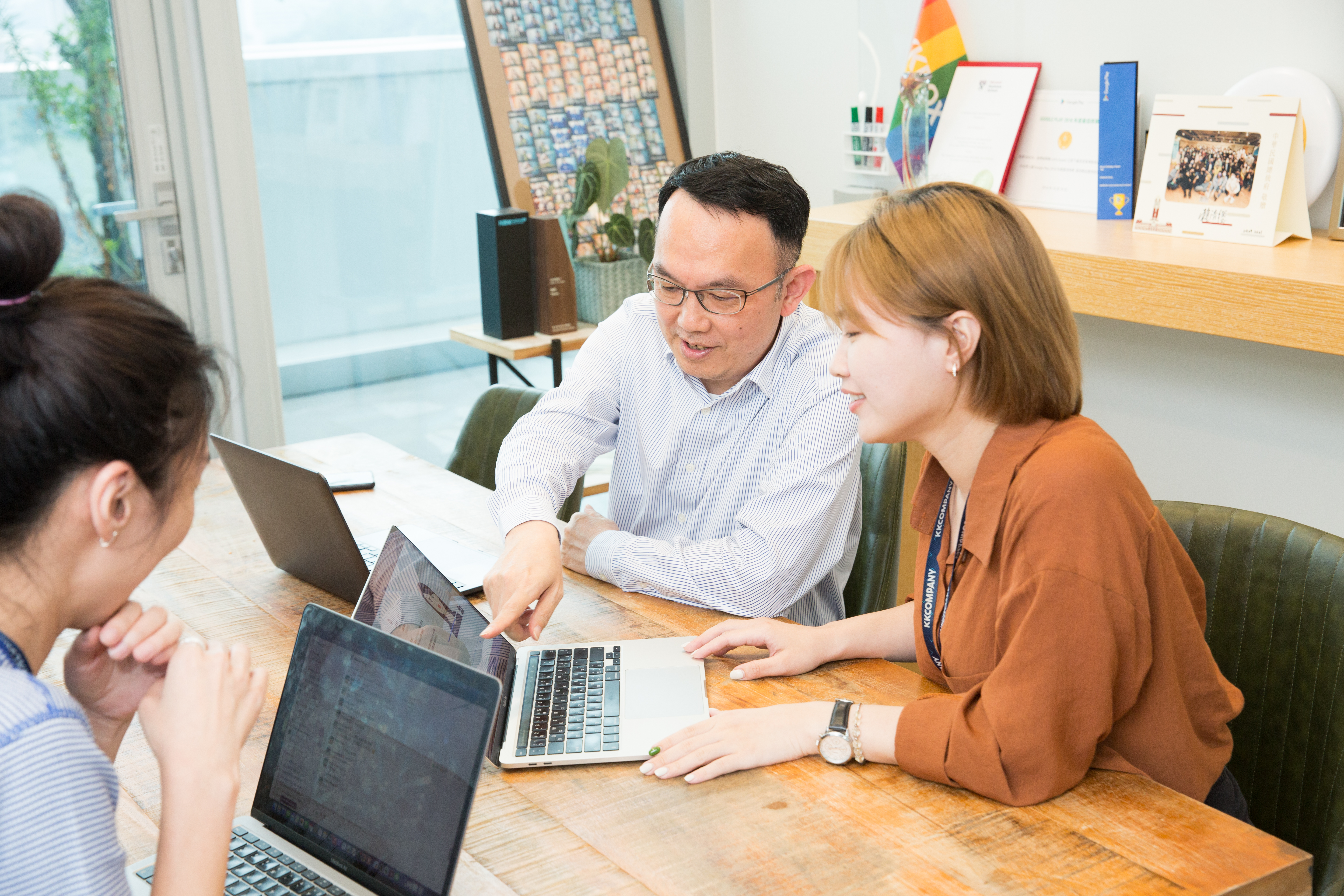 科科科技董事長王献堂，是國產菁英，在知名顧問公司工作4年後考上政大企研所，繼續累積學識與專業能力。