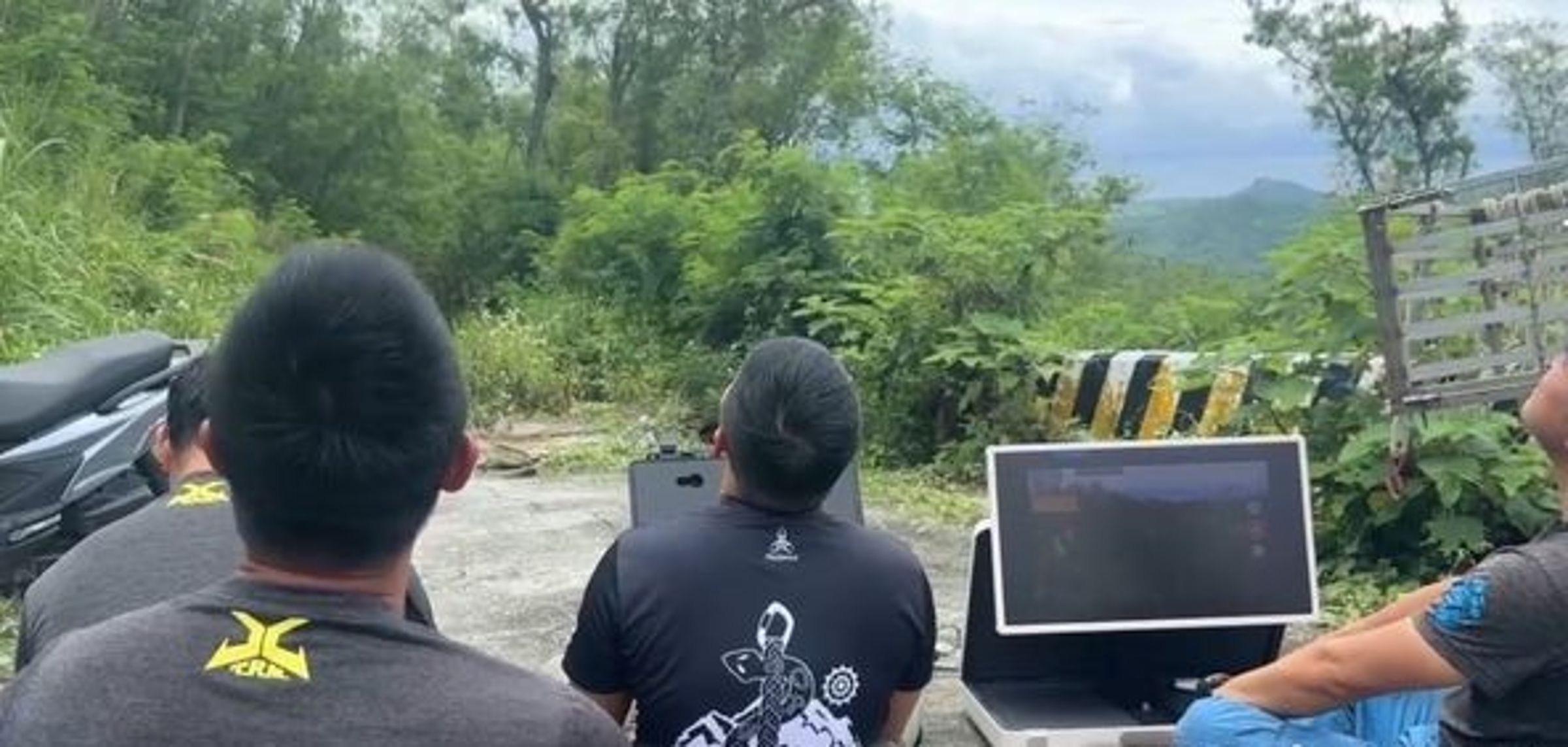消防隊派出空拍機與搜救犬進行山區搜尋，盼早日尋回失蹤婦人。（翻攝畫面）