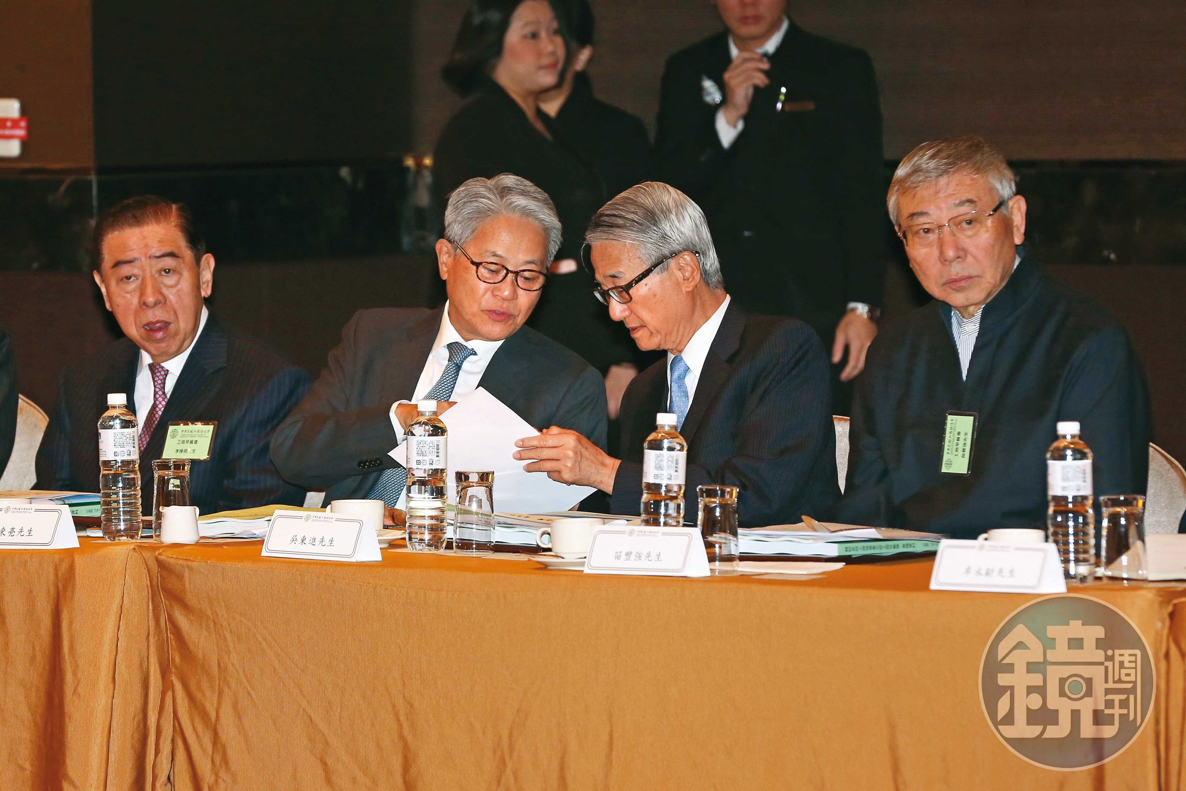 吳東進（右二）、吳東亮（左二）各擁吳東昇、吳昕陽，雙方再為交棒第三代互槓。