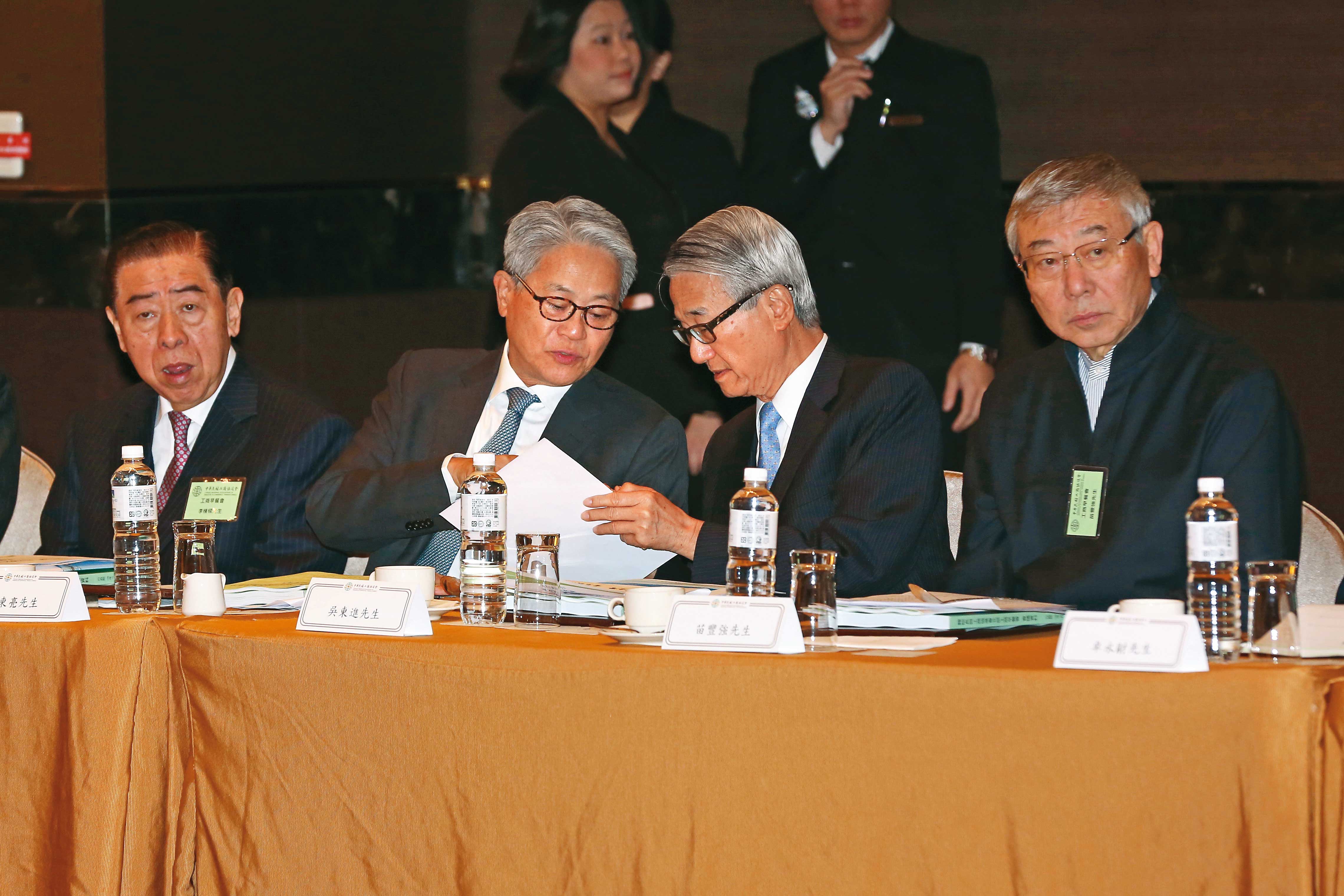 吳東進（右二）、吳東亮（左二）各擁吳東昇、吳昕陽，雙方再為交棒第三代互槓。