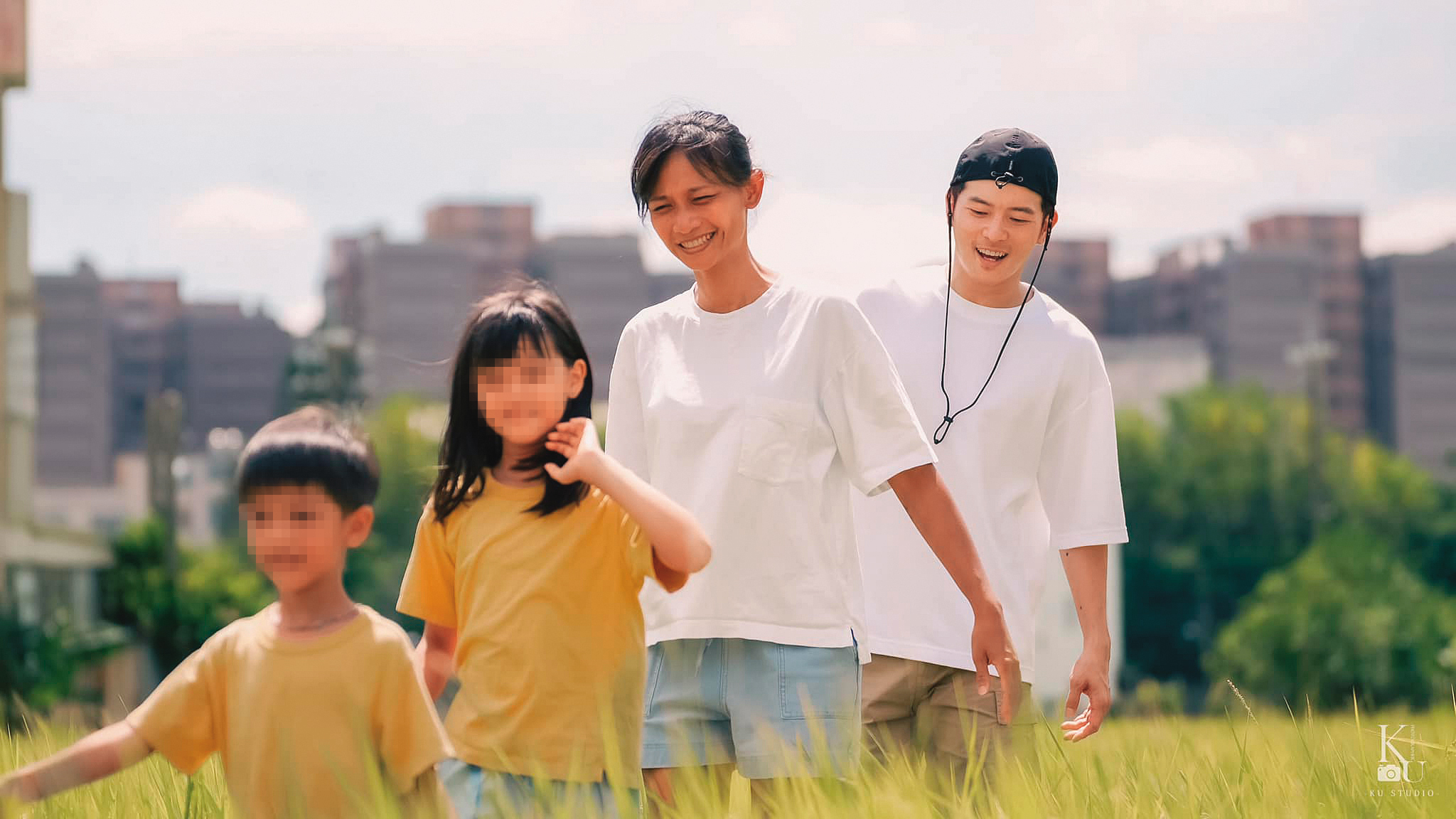 為了小孩教育，宥勝（右一）和妻子慈惠（右二）5年前移居清水。（翻攝自宥勝臉書）